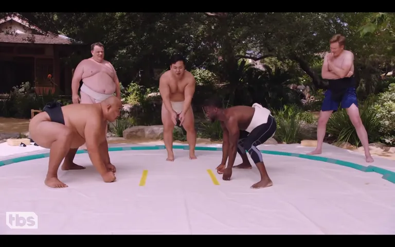 Kevin Hart ja Conan O'Brien sumomaadlemas