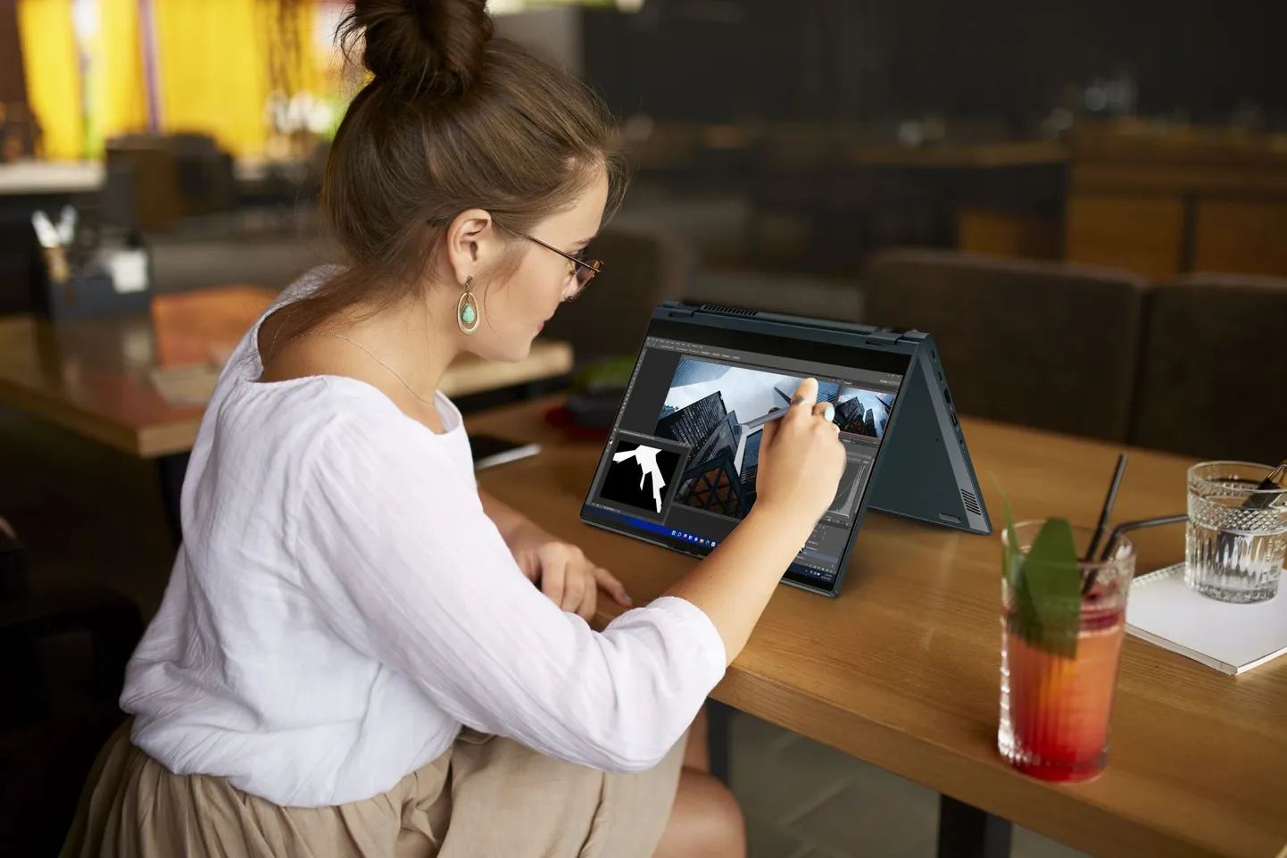 Hübriidarvuti Lenovo ThinkBook 14s Yoga.