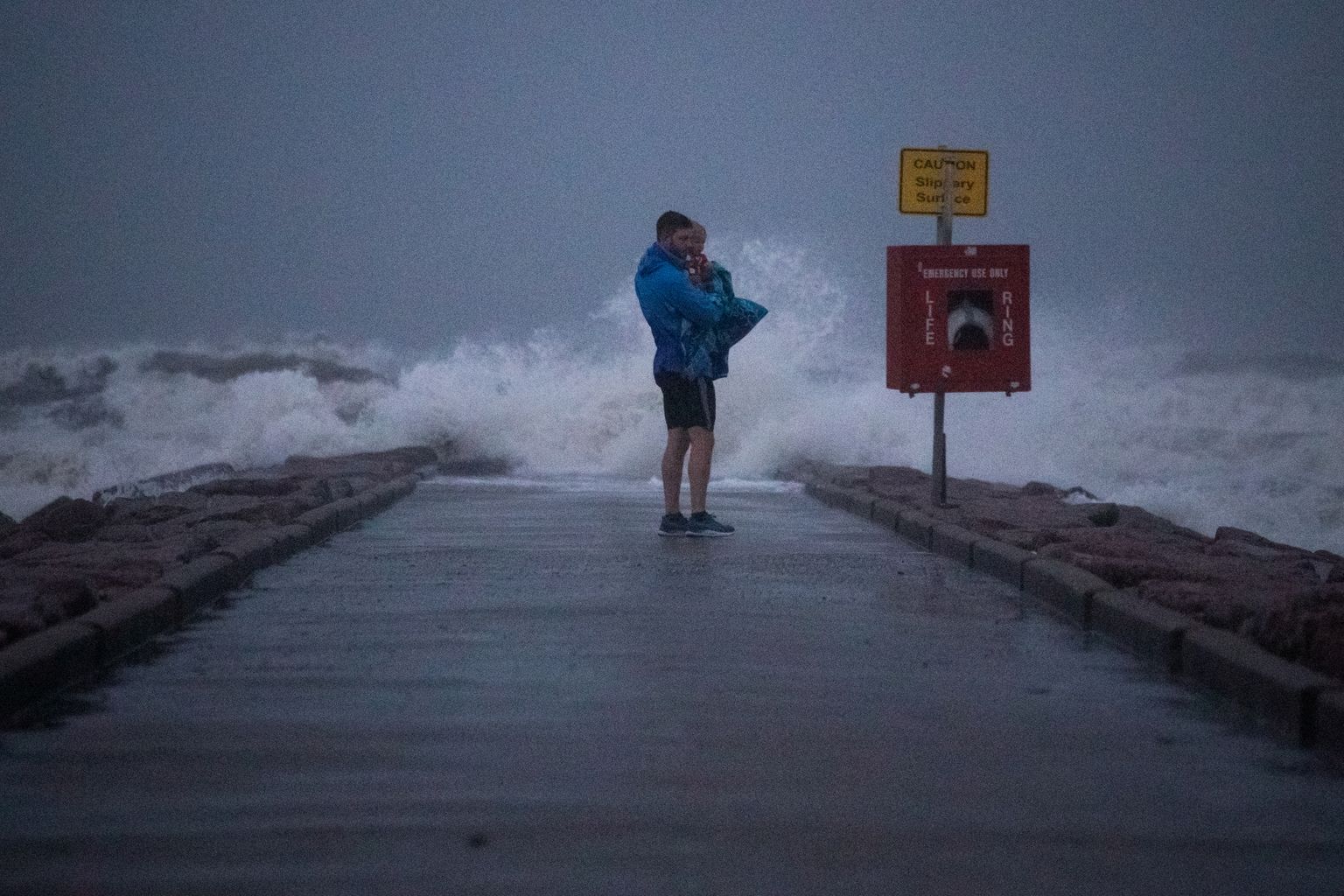 Texases asuvas Galvestonis troopilise tormi Nicholase lähenemisel.