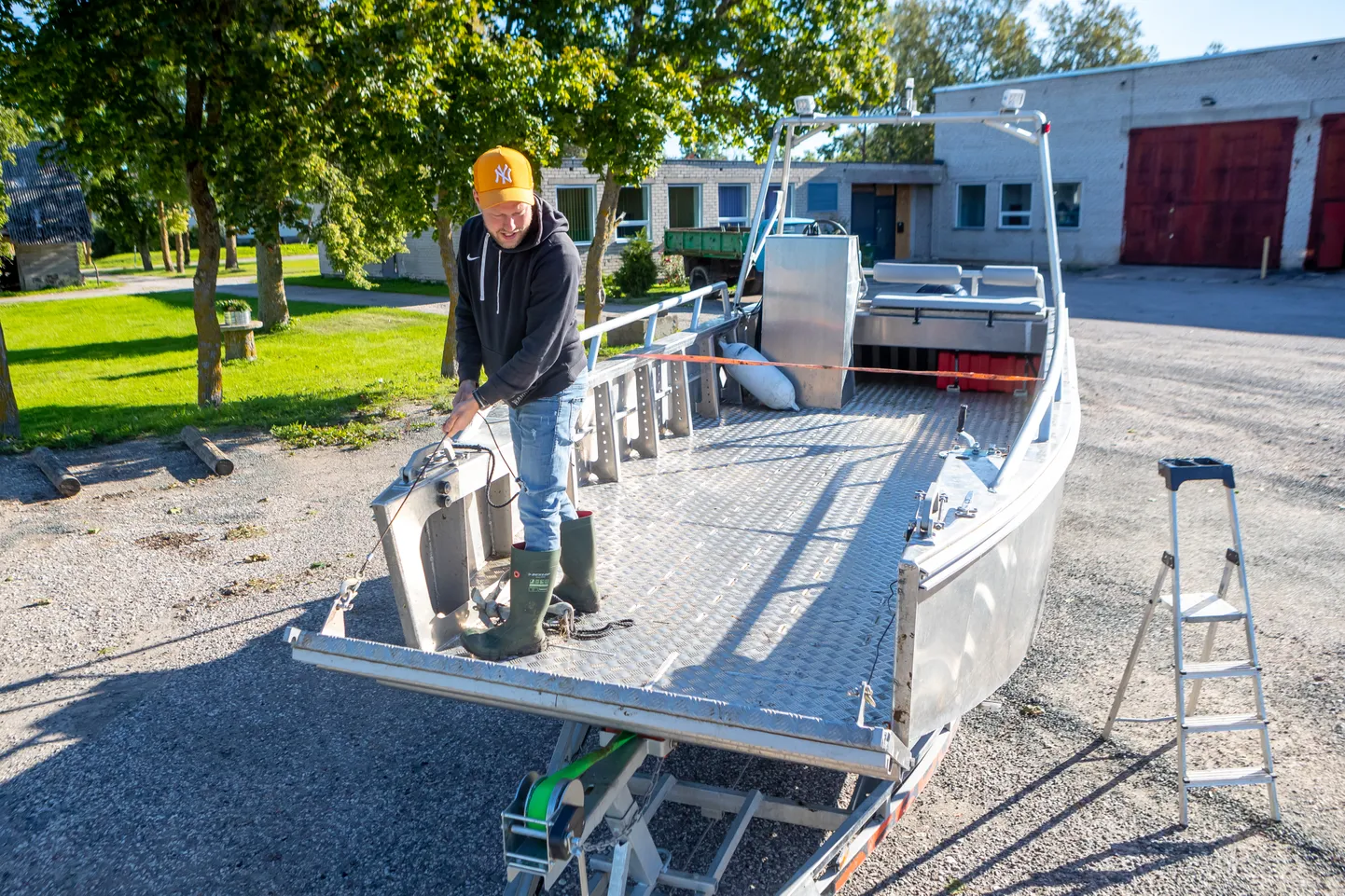 SEPTEMBRIS näitas Paatsa küla lambakasvataja Taavi Eigo vastvalminud pargast, millega võimalik sõidutada lambaid väikesaarte karjamaadele. Reedel sattus ta koos äripartneri poja Oskariga sel samal alusel merehätta, kui kolm Loonalaiult toodud veist selle ümber ajasid.