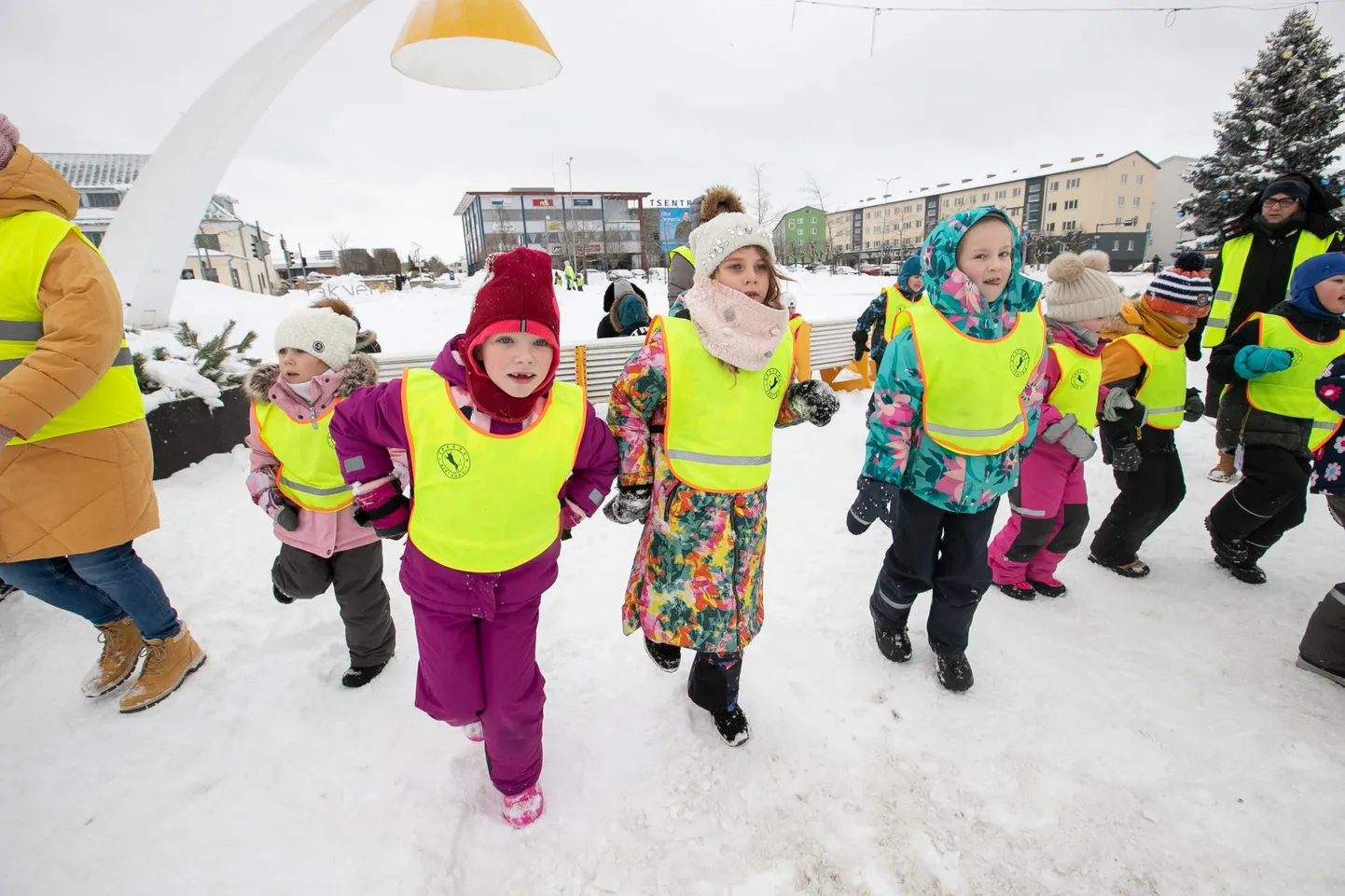 Linnas viib lapse lasteaeda tavaliselt tema ema või isa, aga maal tuleb sageli ette võtta ka bussisõit ning vanemate aega aitab kokku hoida reisisaatja.