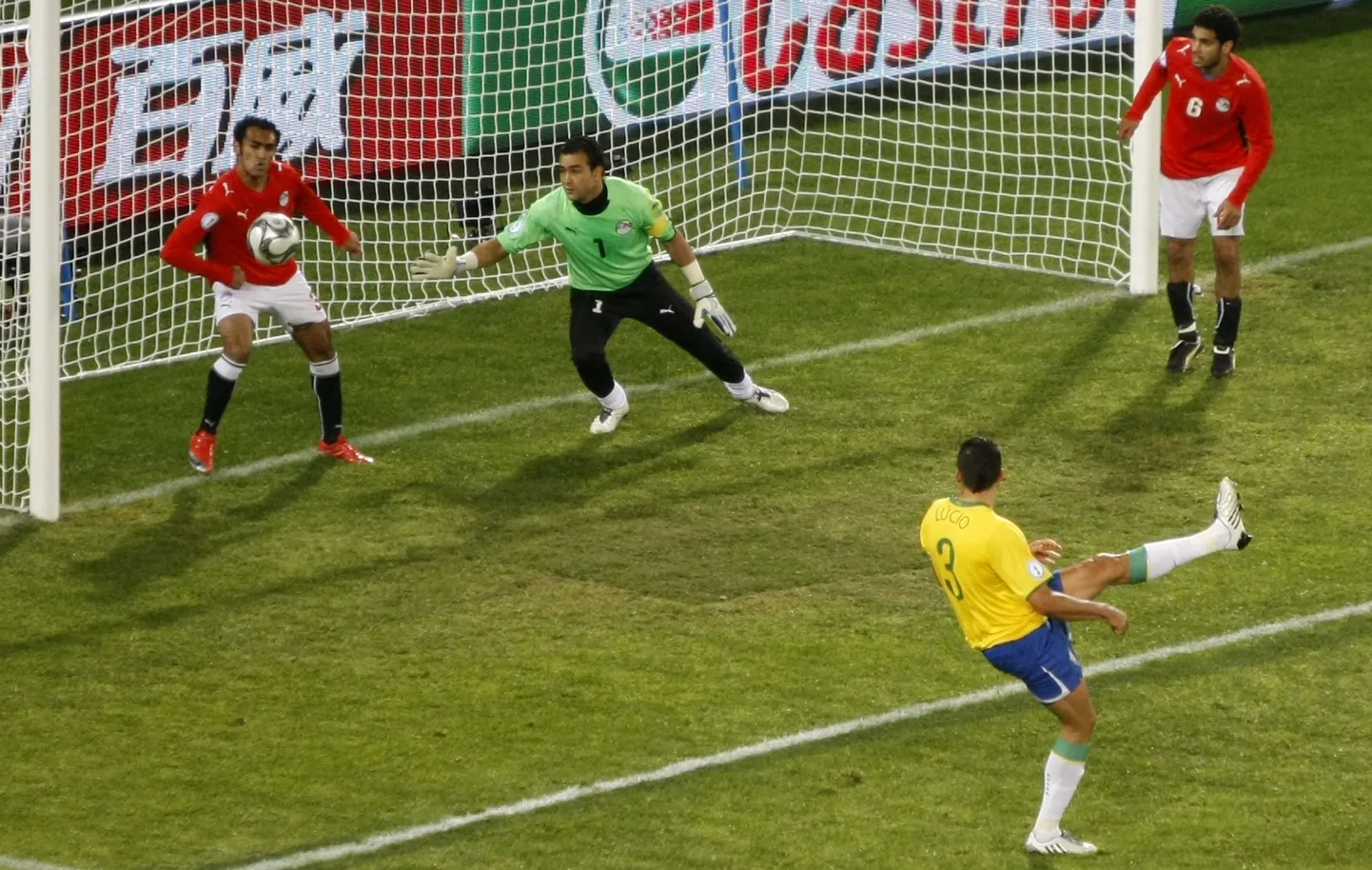 Fotolt on näha, et pall liigub Egiptuse kaitsja Ahmed El Mohamady käe suunas. Egiptlaste arvates oli penalt õigustatud, ent protestiti selle vastu, et kohtunik Howard Webb ise juhtunut ei näinud ja usaldas neljandat kohtunikku, kes nägi videokordust.