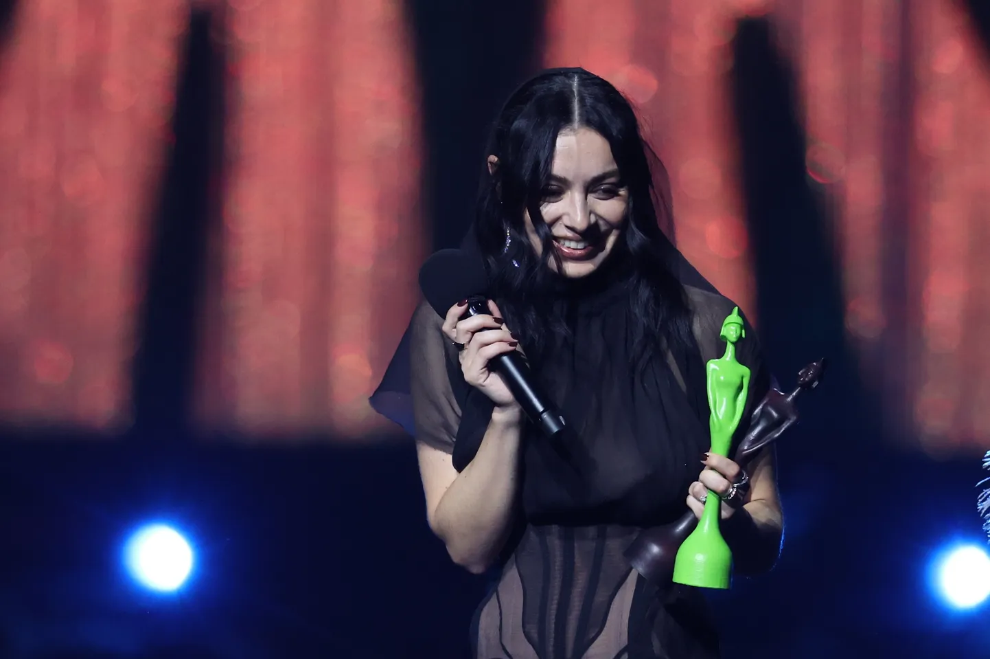 Charli XCX uz skatuves pēc uzvaras nominācijā "Gada māksliniece" 2025. gada BRIT balvu pasniegšanas ceremonijā O2 arēnā Londonā, Lielbritānijā, 2025. gada 1. martā. Ikgadējās popmūzikas balvas pasniedz Britu Fonogrāfijas industrija (BPI).