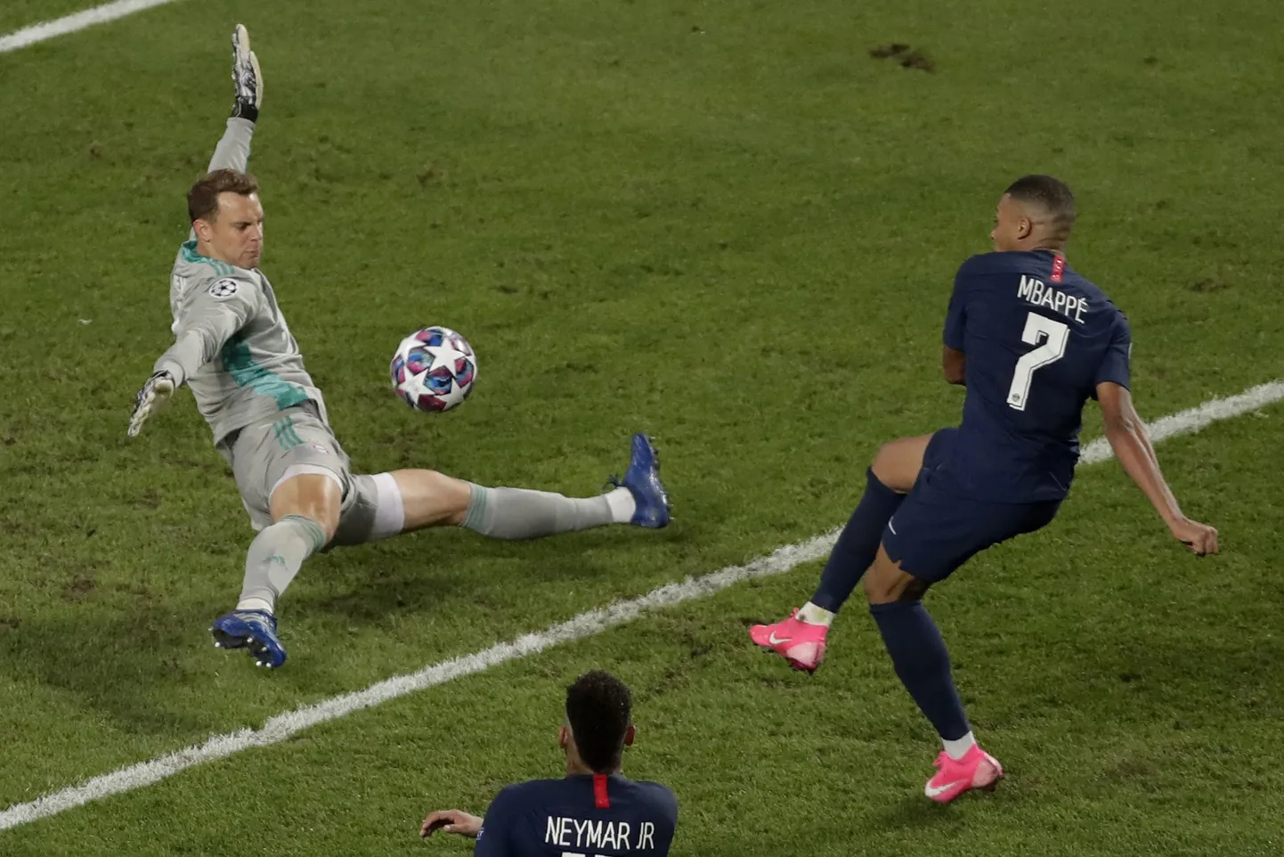 Fotomeenutus eelmise aasta Meistrite liiga finaalist, Bayerni väravavaht Manuel Neuer (vasakul) tõrjub PSG ründaja Kylian Mbappe lähilöögi. Samad meeskonnad saavad nüüd kokku juba veerandfinaalis.