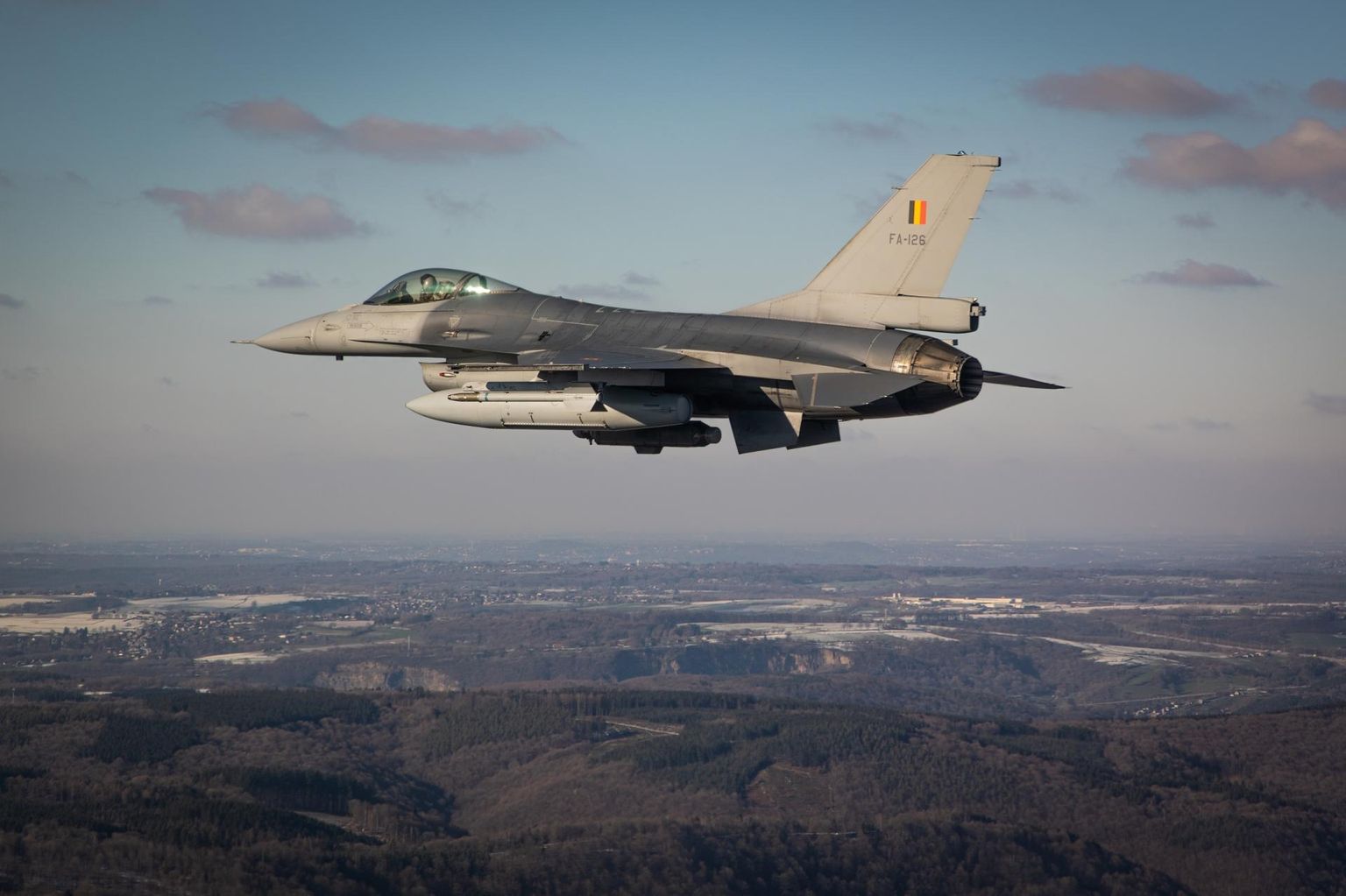 Belgia õhuväe piloodid teevad madallende hävituslennukitel F-16.