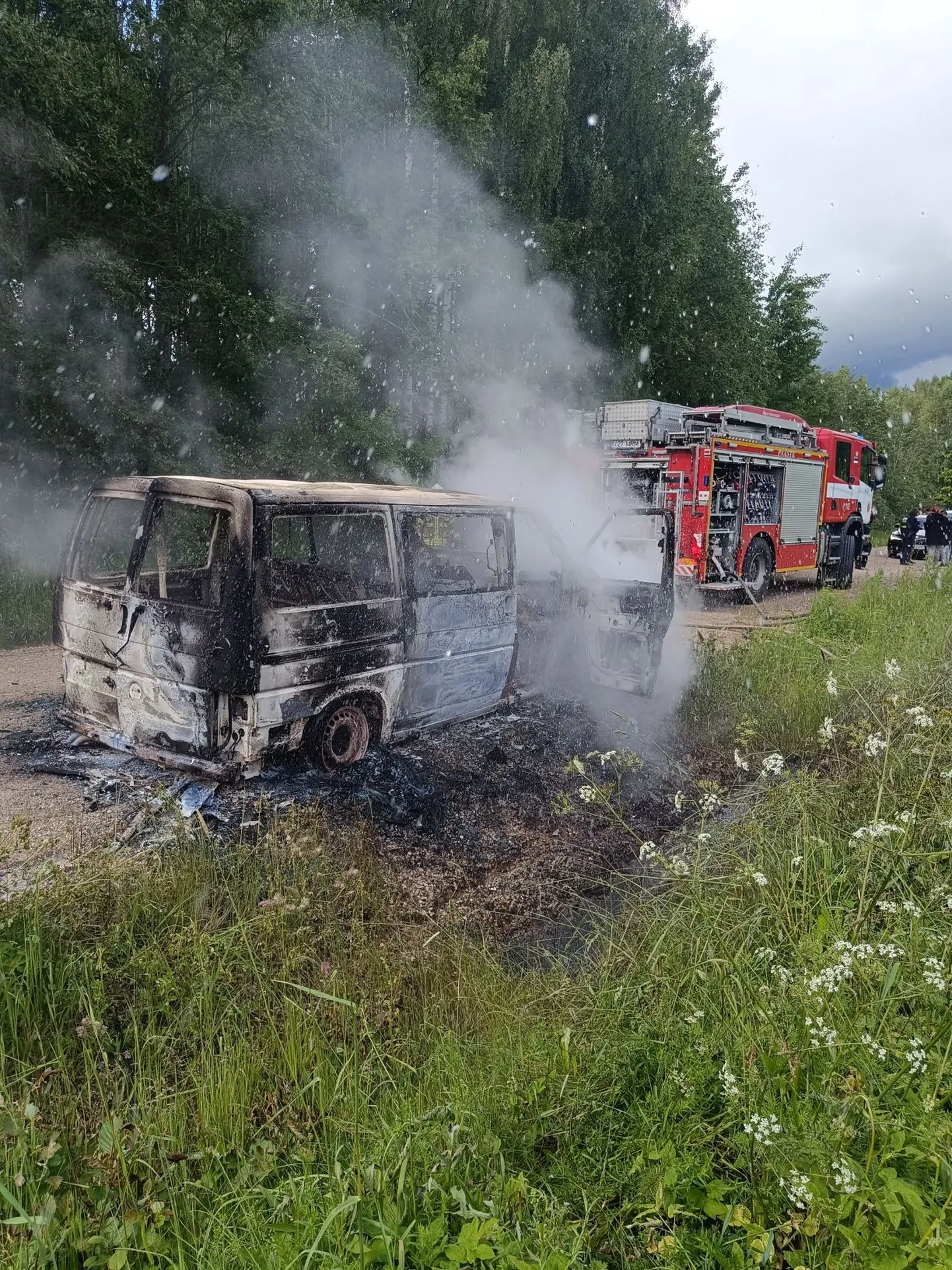 Valgamaal põles kaubik.