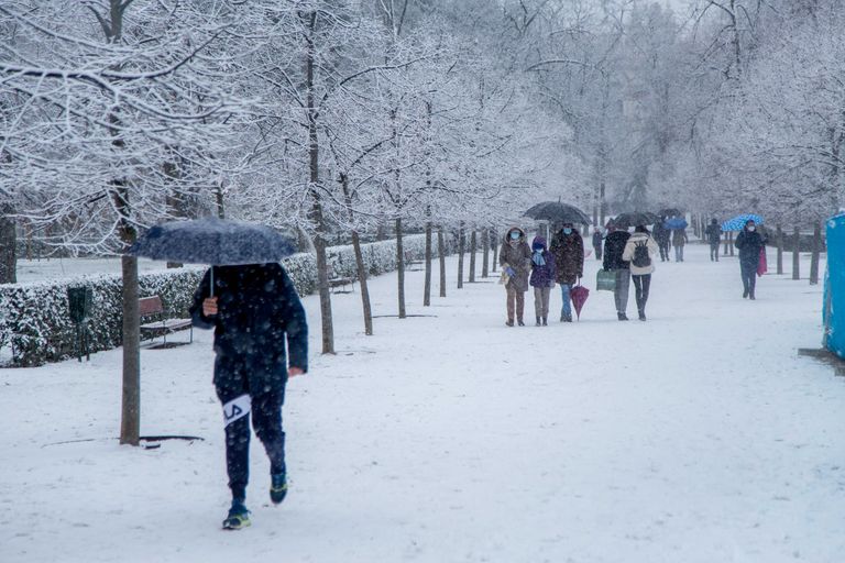 Lumesadu Hispaania pealinnas Madridis, inimesed jalutavad Retiro pargis