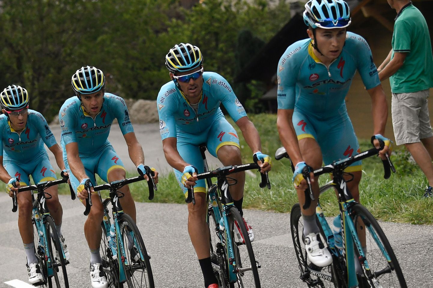 Kasahstani jalgratta profitiimi Astana liikmed (paremalt) Aleksei Lutsenko, taanlane Jakob Fuglsang , Eesti rattatuus Tanel Kangert ja itaallane Diego Rosa 2016. aasta Tour de France`il.