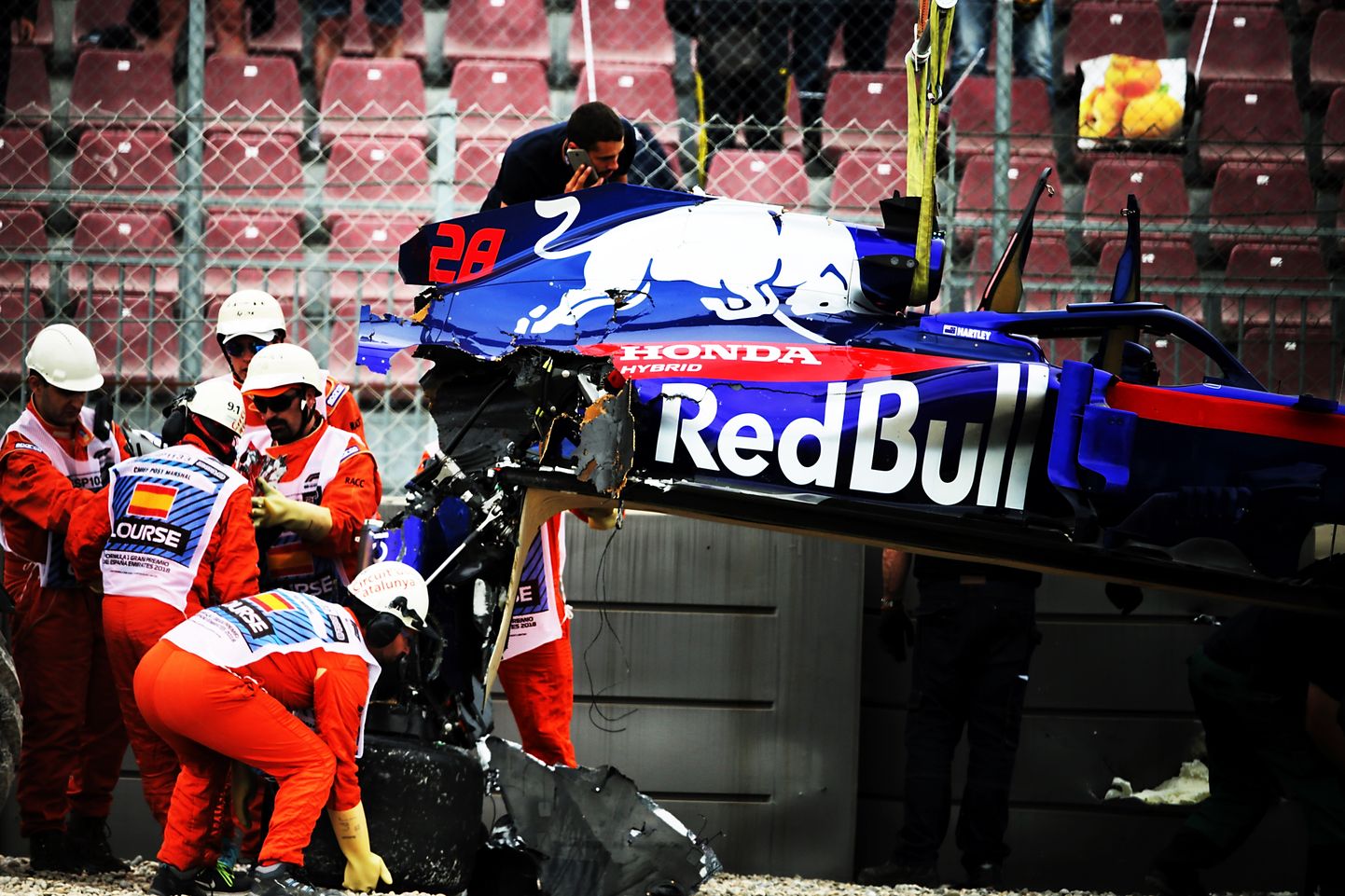 Toro Rosso vormelisõitja Brendon Hartley põhjustas Hispaania GP kolmandal vabatreeningul punased lipud.