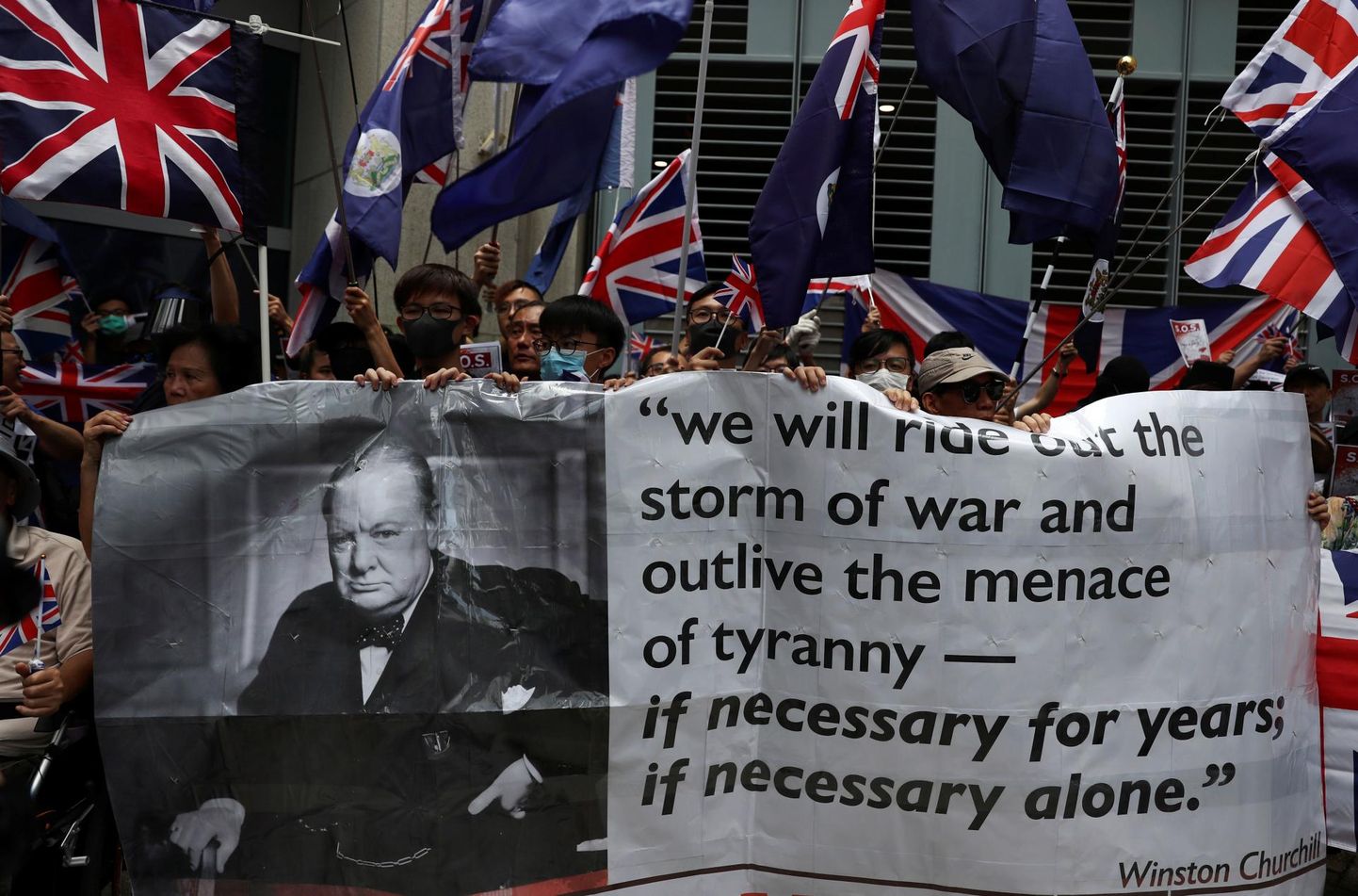 Hiina Rahvavabariigi vastased meeleavaldused koloniaalaegse lipu ja Winston Churchilli plakatiga.
