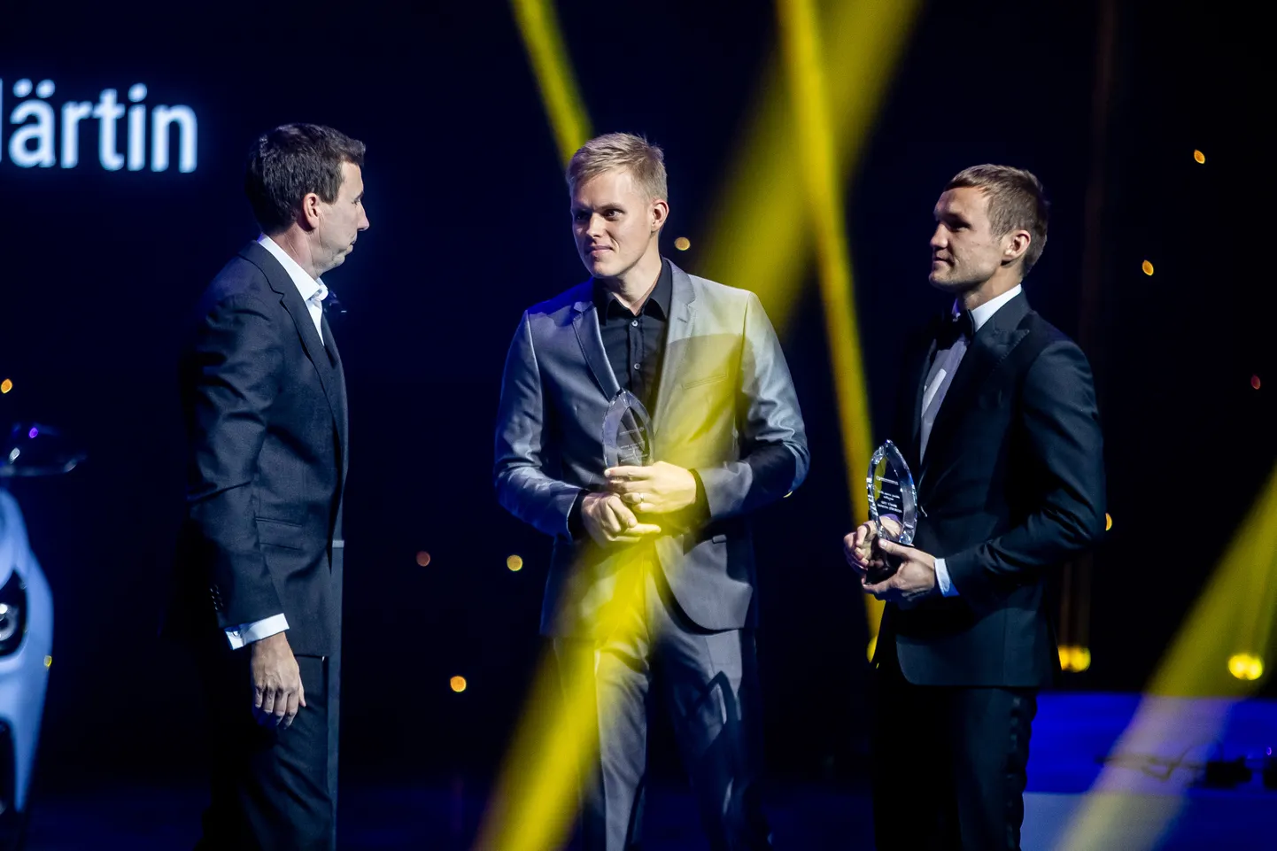 Ott Tänak (keskel) koos Markko Märtini (vasakul) ja Martin Järveojaga 2. jaanuaril Alexela kontserdimajas toimunud auhinnagalal «Autospordi tähed 2019».