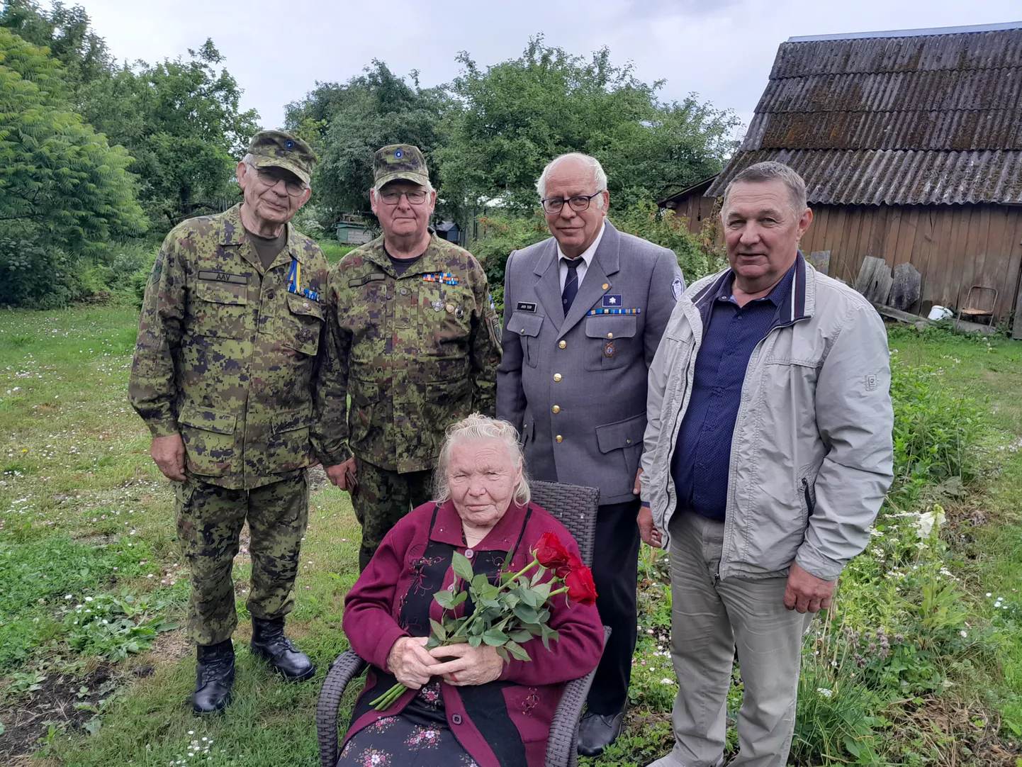 Pidupäeva kohvilaud Eiklas: Saaremaa Vabadusvõitlejate Ühingu liikmed Paul Aav, Kaarel Mägi, Jaen Teär ja Mati Vendel seisvad metsavendade toetaja Selma Pahapilli selja taga.