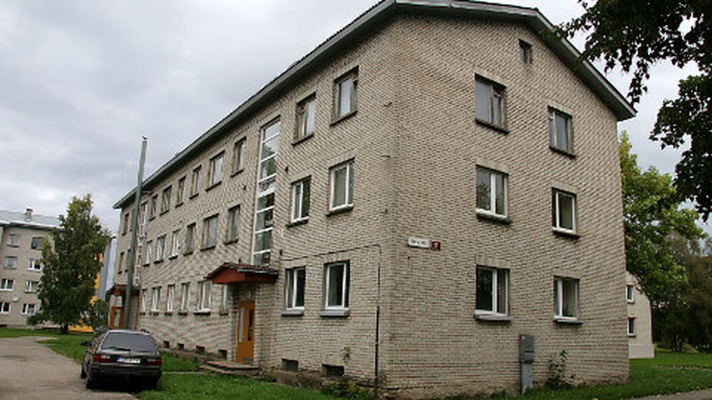 Selles Voka korteriühistu Narva mnt 11 majas on venemaalased ostnud 5 korterit. Ühistu juhatuse liige Hanno Meltsas ütles, et need omanikud käivad kõik aeg-ajalt oma Eesti kodus.