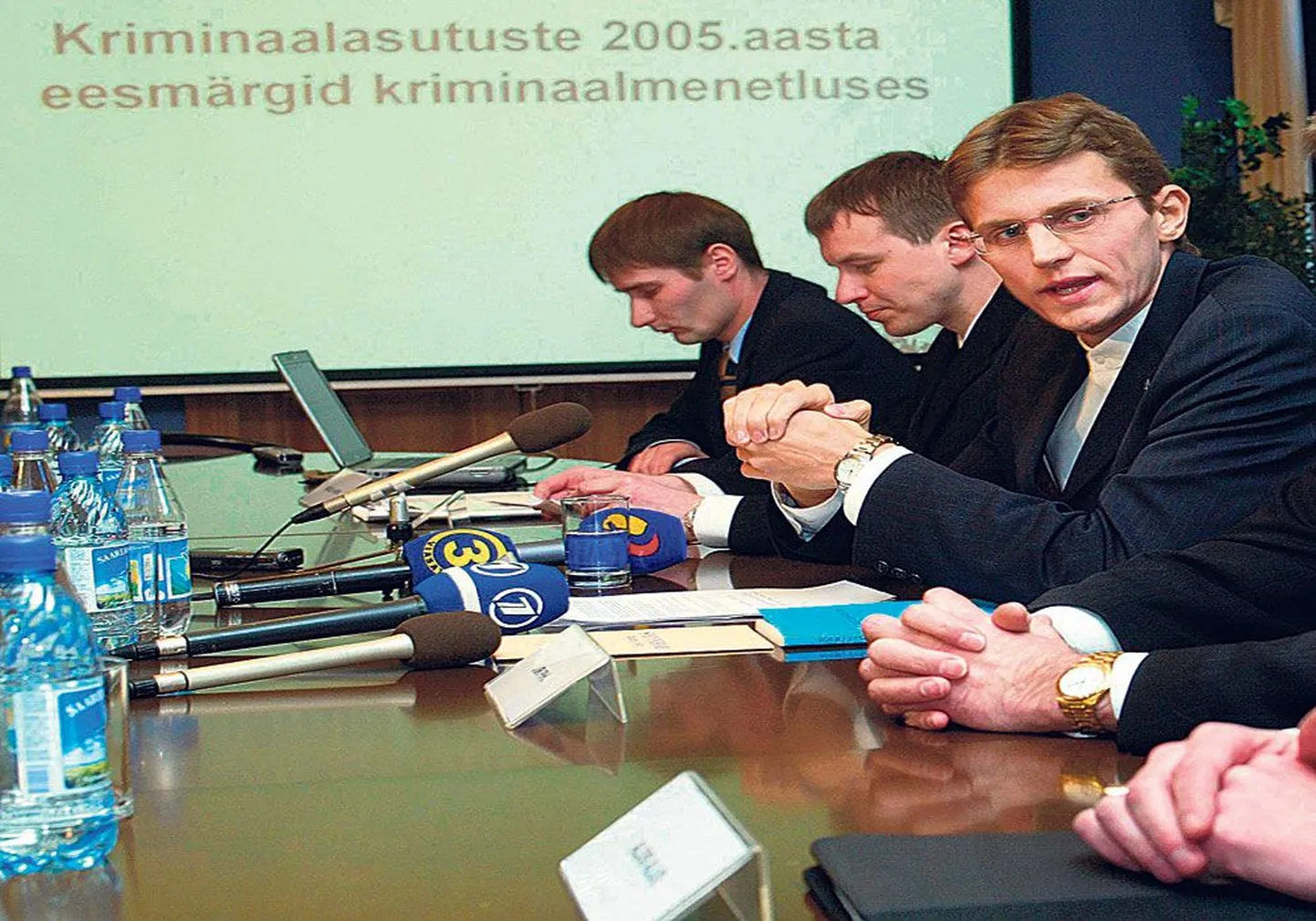 Маргус Курм (слева направо), генеральный прокурор Норман Аас и Кен-Марти Вахер, занимавший на тот момент пост министра юстиции, на одной из пресс-конферен­ций в 2005 году.