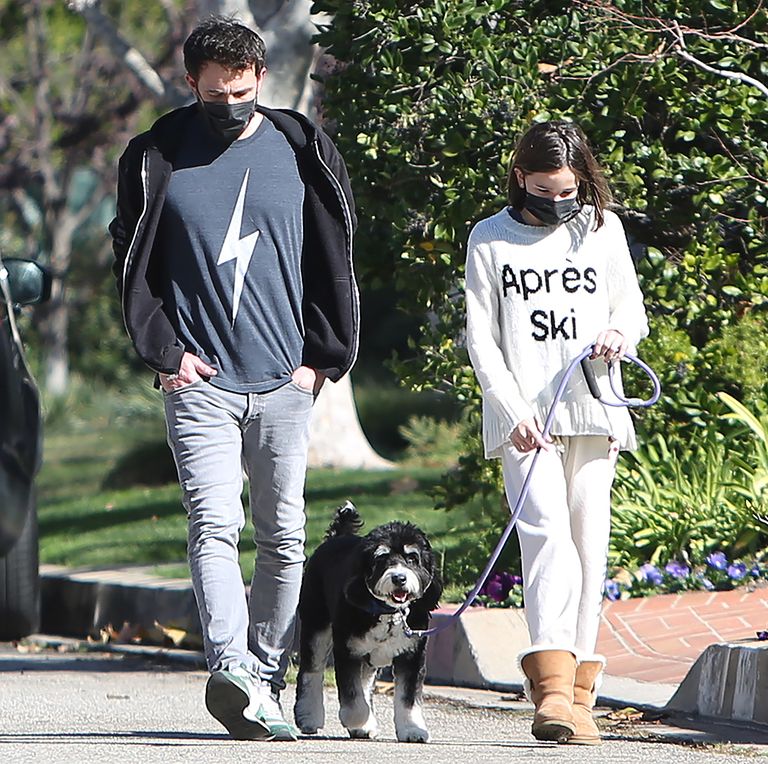 Suhe Bondi-tüdrukuga on läbi. Ben Affleck jalutamas koos tütre Seraphina Afflecki ja koeraga 2021. aasta jaanuaris.