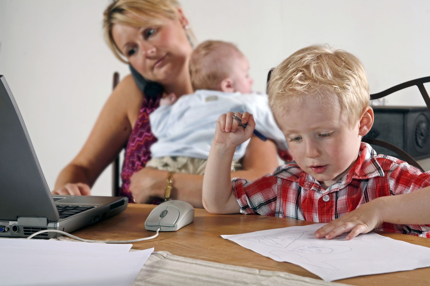 Psühholoogid on mures selle pärast, et lapsevanemad arvutile ja mobiiltelefonile liiga palju aega pühendavad.
