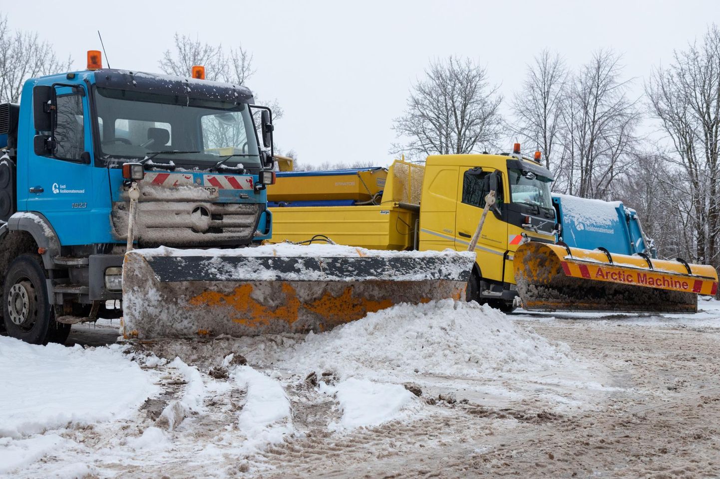 Linnatänavatelt lume koristamise eest vastutab Eesti Keskkonnateenused ning pargi- ja linnale kuuluvad kõnniteed puhastab Viljandi Linnahooldus. Erakinnistuid peavad puhastama kinnistuomanikud ise.