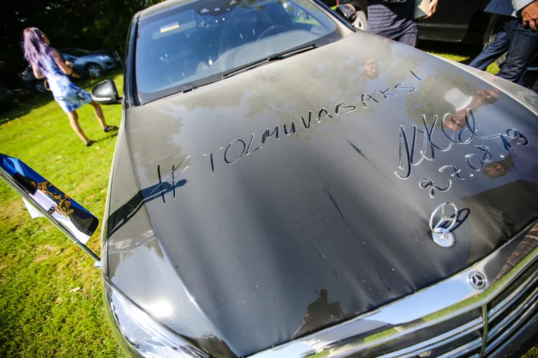 Presidendi enda poolt auto kapotile jäetud sõnum.