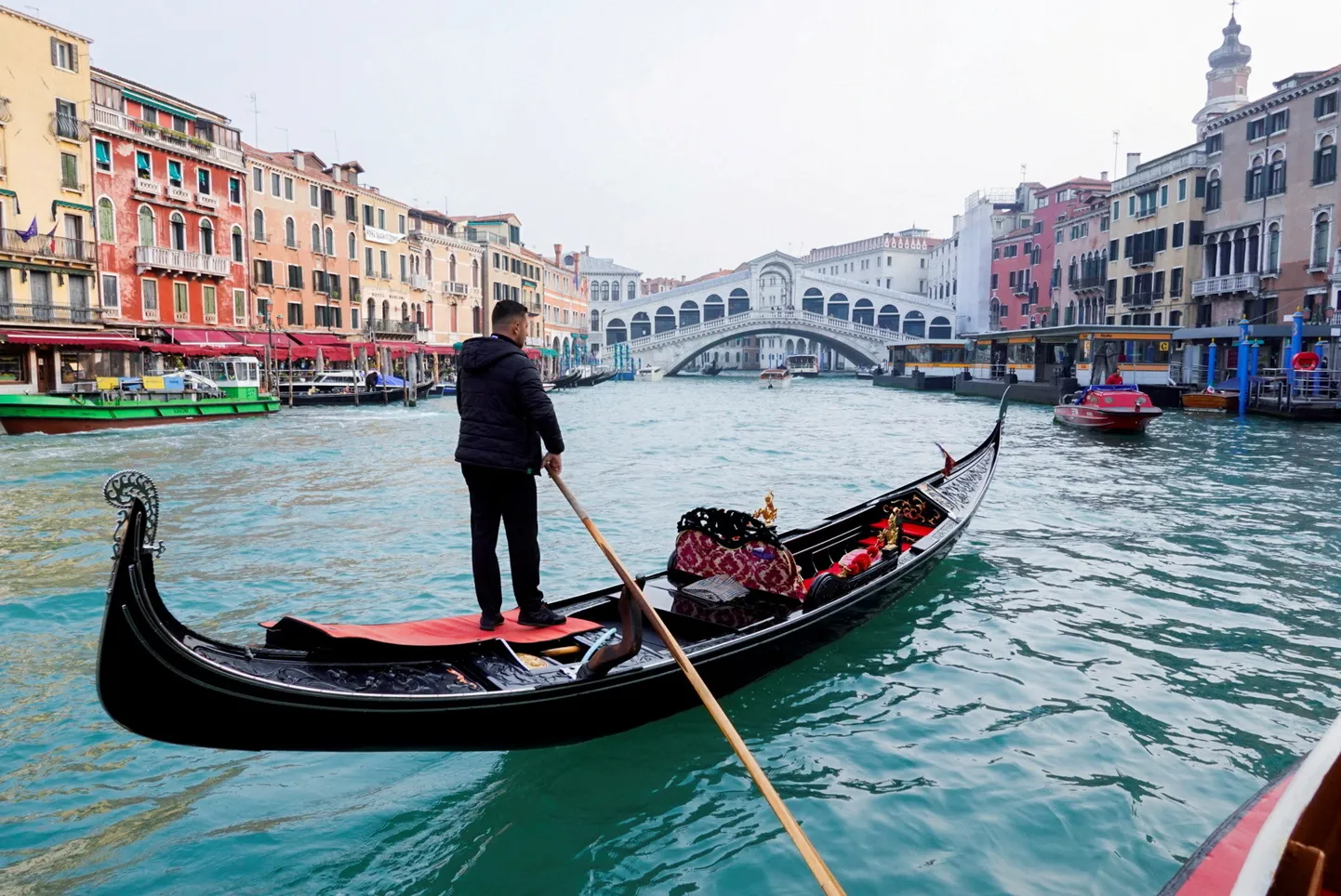 Fotol gondel Grand Canalil Rialto silla ees Veneetsias, Itaalias