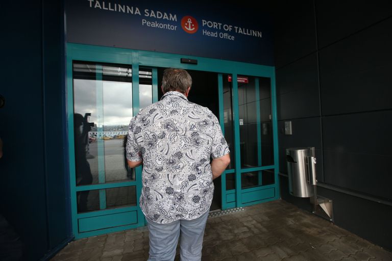 Hillar Teder täna Tallinna Sadama peakontori ees.