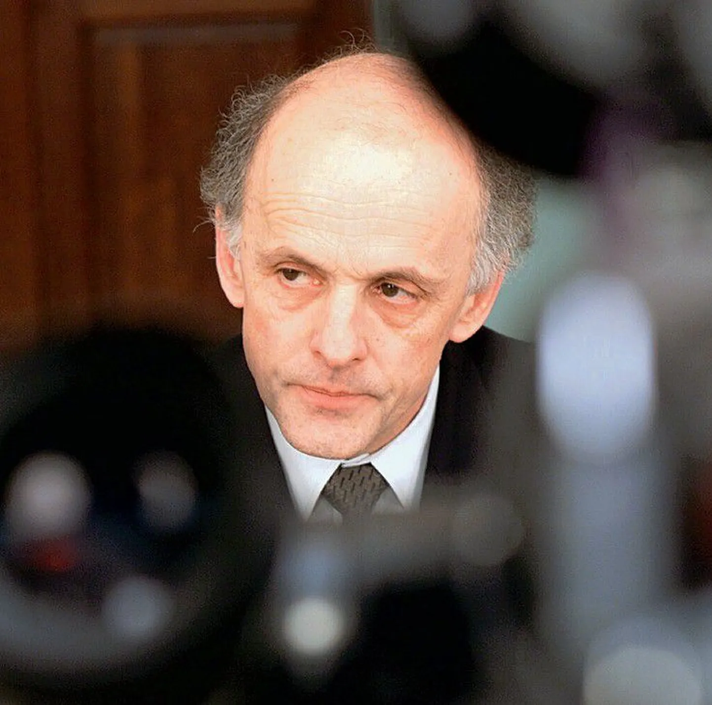 Mihkel Pärnoja majandusministrina 2001. aastal pressikonverentsil selgitamas, miks ta palus kaitsepolitseil uurida süüdistusi, mis esitati erastamisagentuuri vastu seoses raudtee erastamisega.