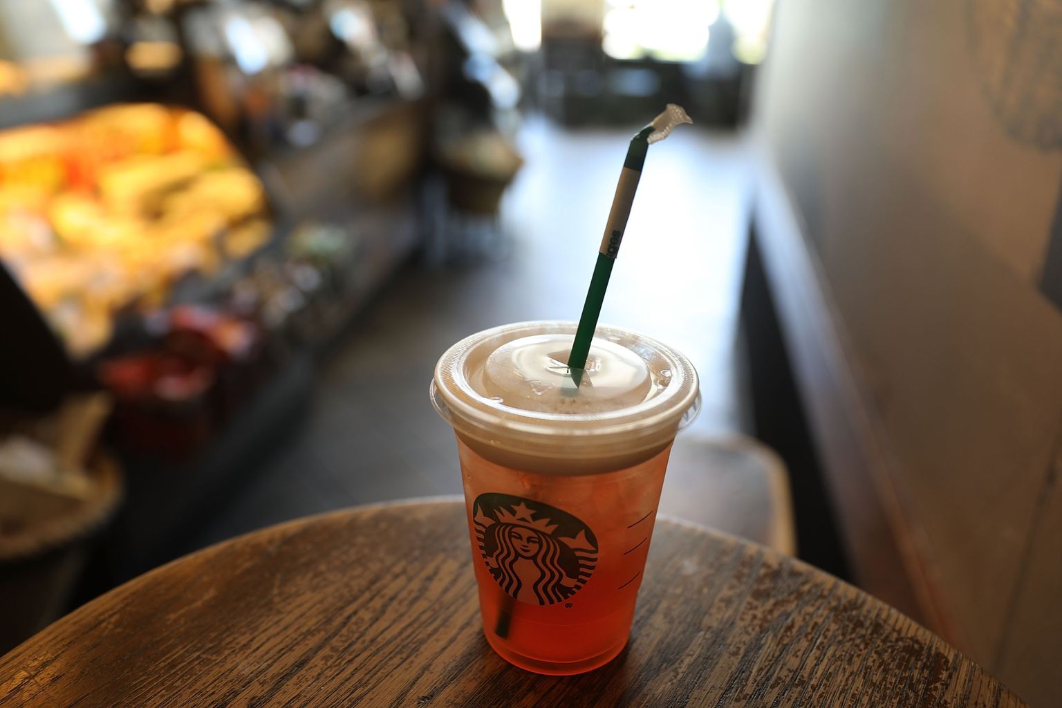 Veel plastikkõrrega jook Starbucksis.