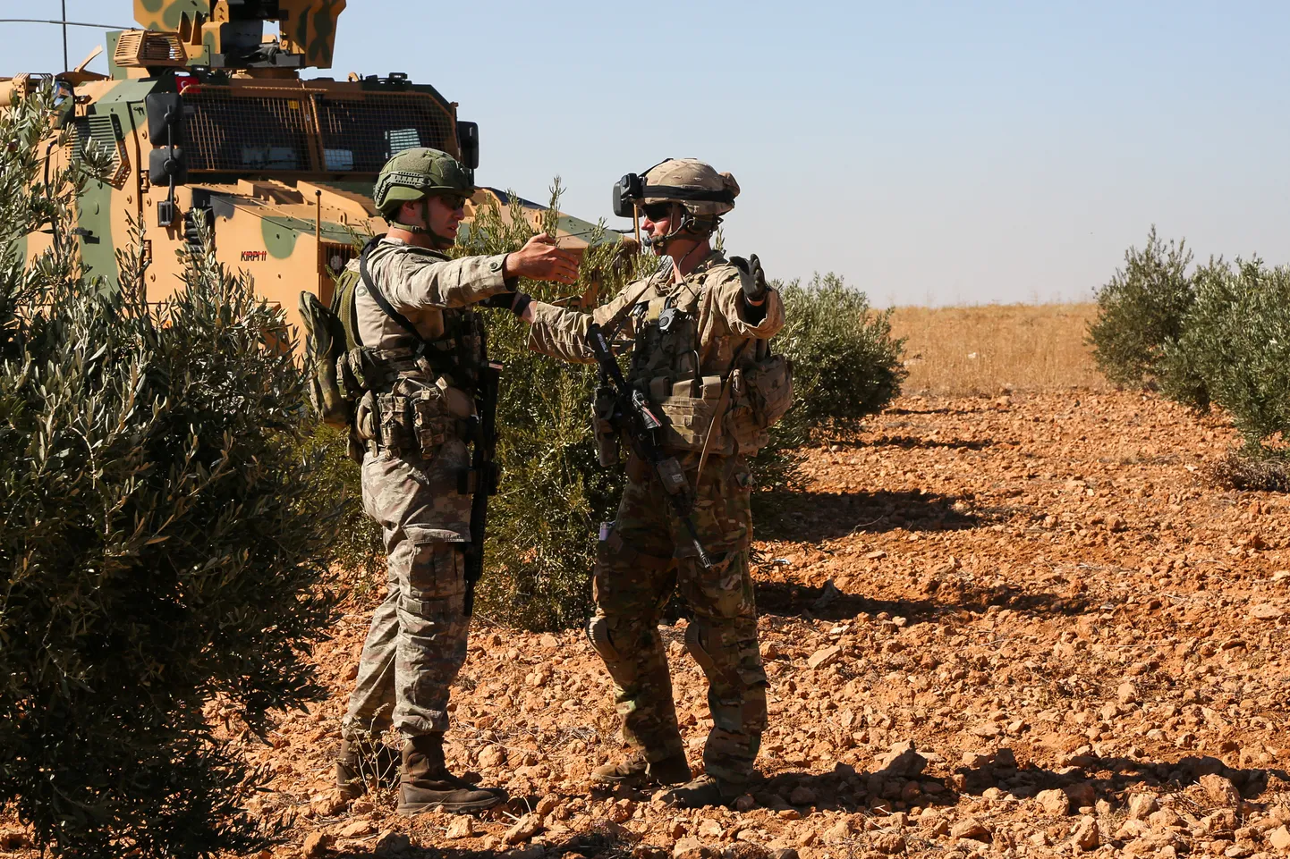 USA ja Türgi sõdurid arutavad edasist plaani. Pilt on illustreeriv.