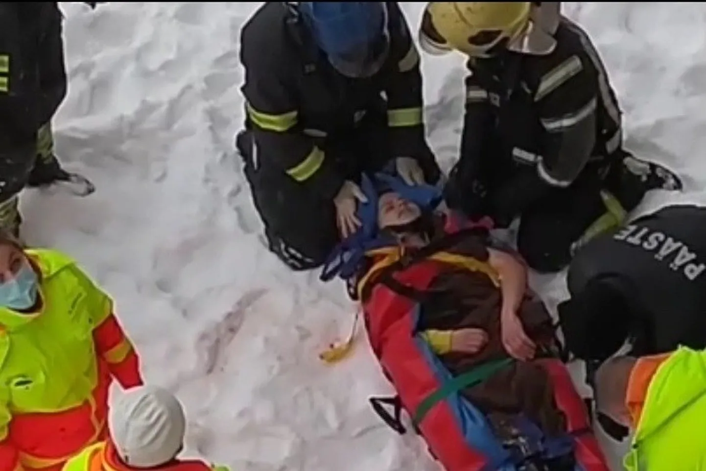 Спасатели и медики оказывают помощь девушке, выпавшей из окна.