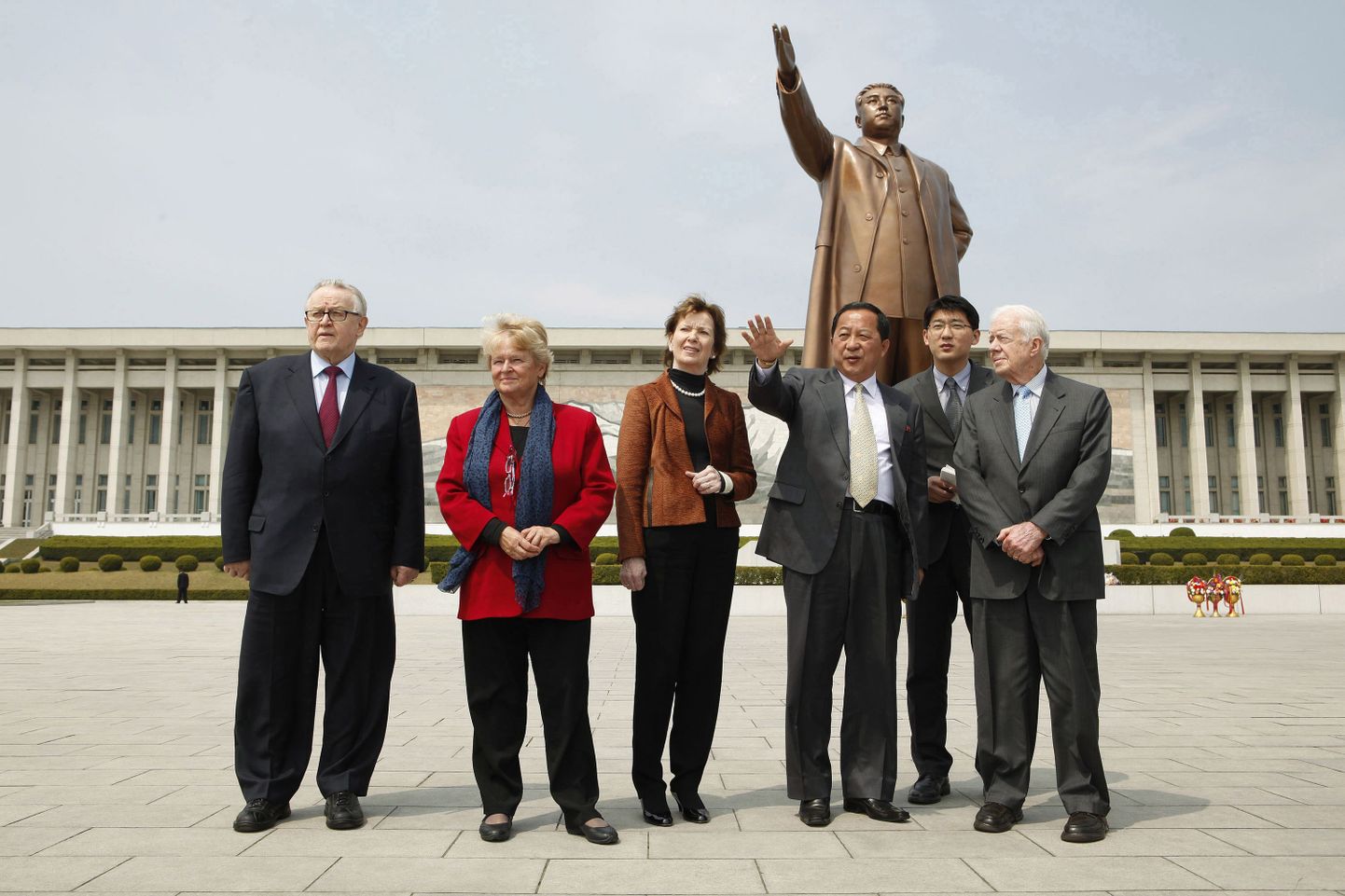 Martti Ahtisaari (vasakult paremale), Gro Harlem Brundtland, Mary Robinson, Põhja-Korea välisministri asetäitja Ri Yong-ho, delegatsiooni tõlk ja Jimmy Carter Pyongyangis.