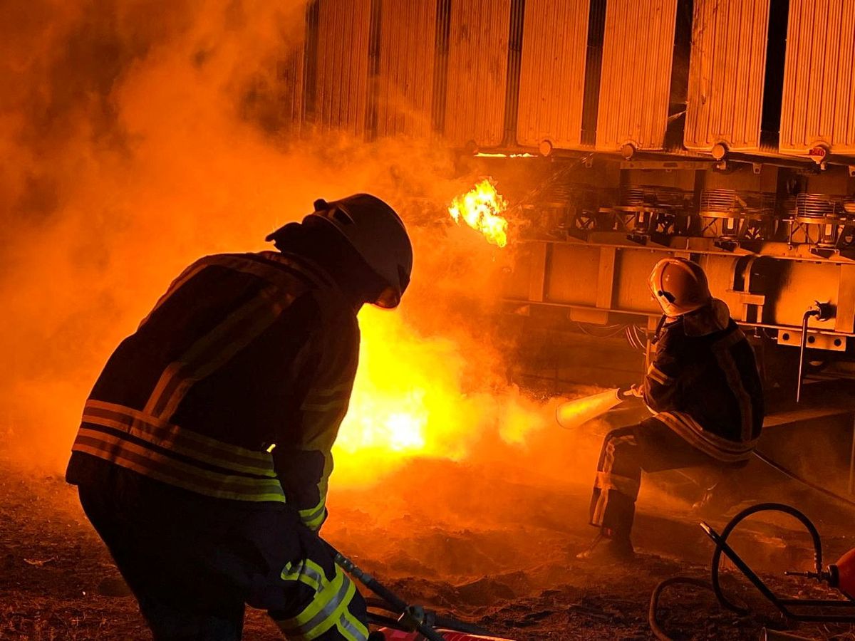 Ukraina tuletõrjujad võitlemas 15. novembril Vene raketilöögist põhjustatud tulekahjuga ühel infrastruktuuriobjektil Kiievis.