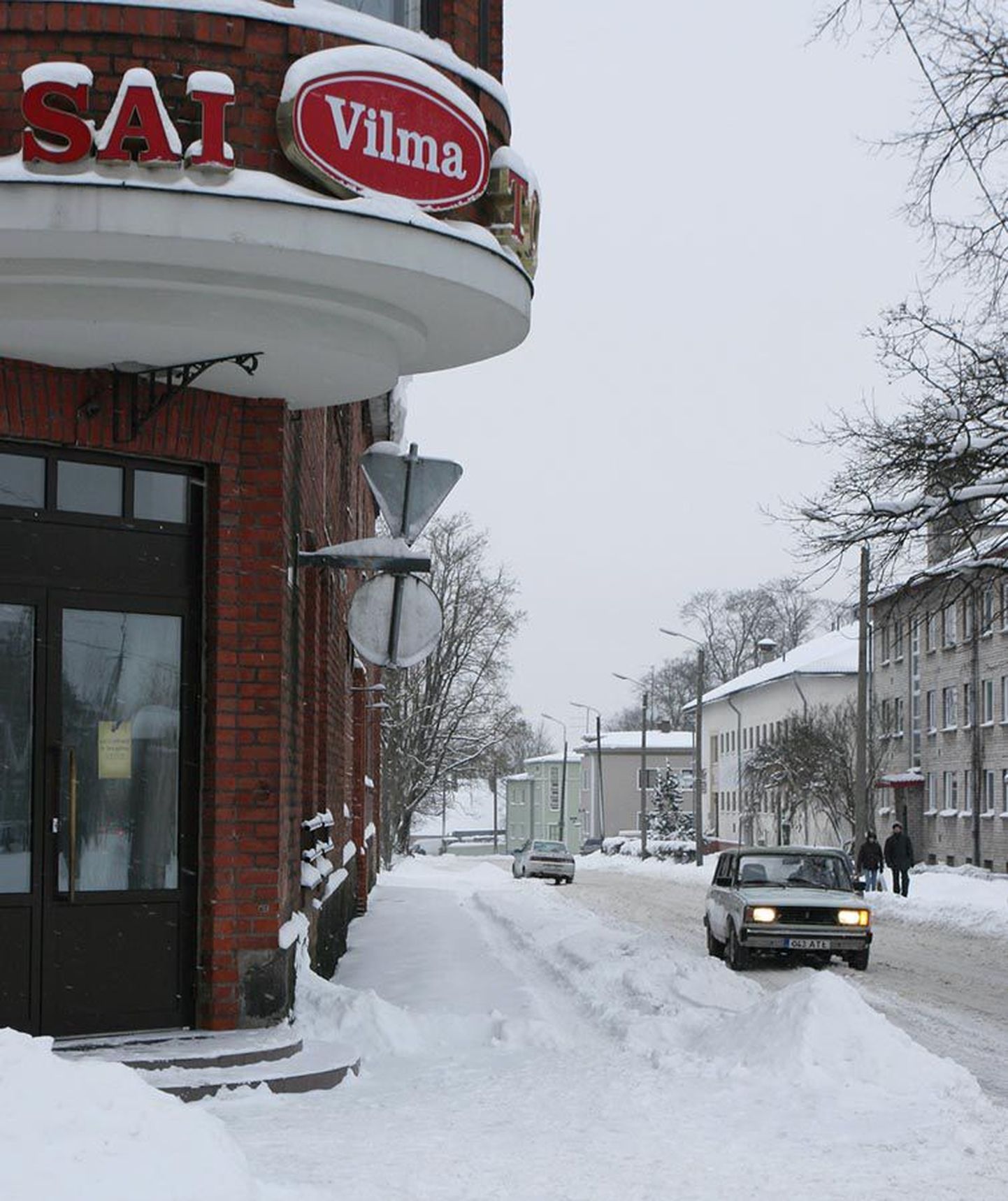 Viljandis Kaalu tänaval endise Vilma hoone kõrval on kõnnitee lahti ajamata.