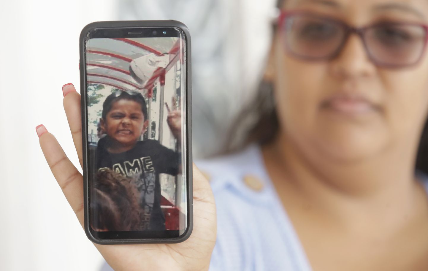 Josephine Guicho näitamas oma 6-aastase sugulase Stephen Romero fotot, kes hukkus Gilroy küüslaugufestivali tulistamises