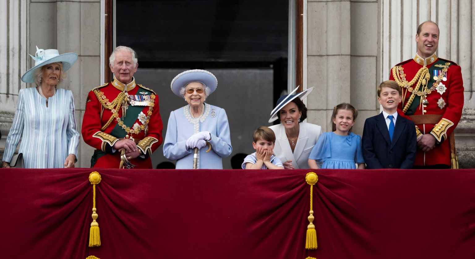 Kuningliku perekonna tuumik Buckinghami palee rõdul. Paremalt Cornwalli hertsoginna Camilla, prints Charles, kuninganna Elizabeth II, prints Louis, Cambridge’i hertsoginna Catherine, printsess Charlotte, prints George ja prints William.