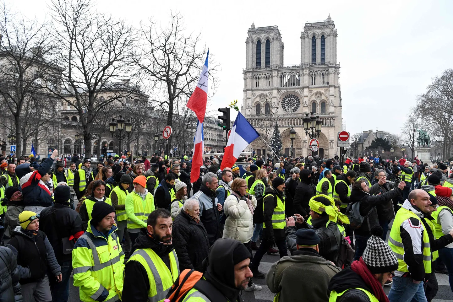 Prantsuse kollavestide protestiliikumise liikmed  5. jaanuaril Pariisis Jumalaema kiriku ees meelt avaldamas.