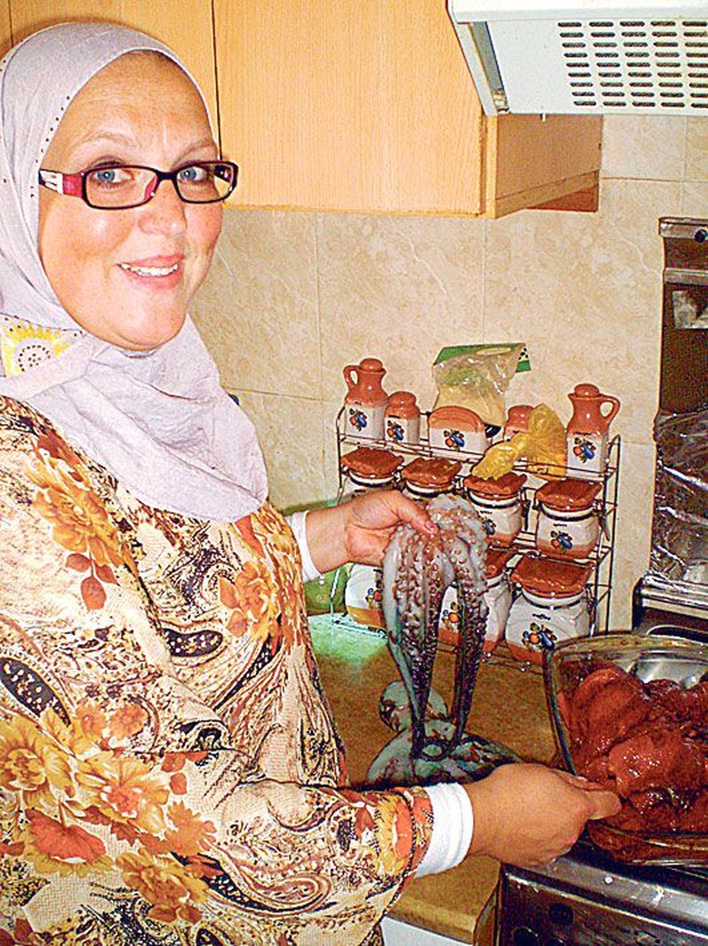 Tuneesias elav Karima Bizid käis eile hommikul turul, ja et sinna oli just toodud tuunikala ja kaheksajalgu, grillis ta need perele lõunaks. Karima Bizid on üks toidupildivõistlusel osaleja.