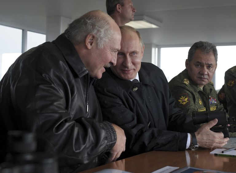 Dictators usually do not reckon with the possibility that someone dares to attack their territory; this is why hostilities must be taken to the enemy’s territory in case of an attack. The photo depicts Alexander Lukashenko, Vladimir Putin and Sergey Shoigu observing army exercises in Kaliningrad in 2013.
