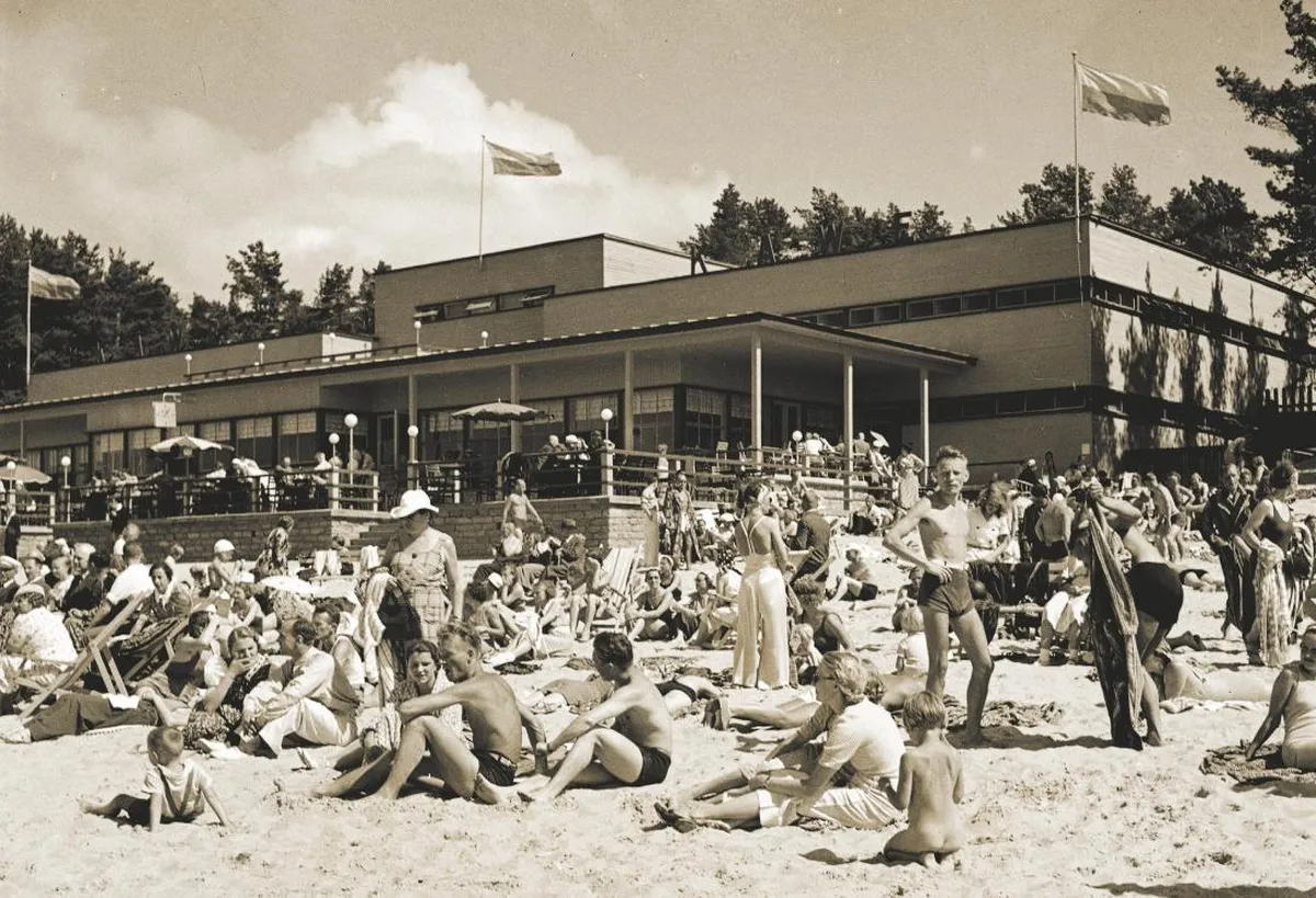 Aastatest 1935–1939 pärinevad fotod Narva-Jõesuu rannahoonest. Ülemisel pildil lehvib rannahoone katusel Eesti Vabariigi lippude vahel 1935. aasta Narva lipp, mille kollasele ribale on õmmeldud Narva vapp. Alumisel pildil lehvivad rannahoone katusel Narva lipud.