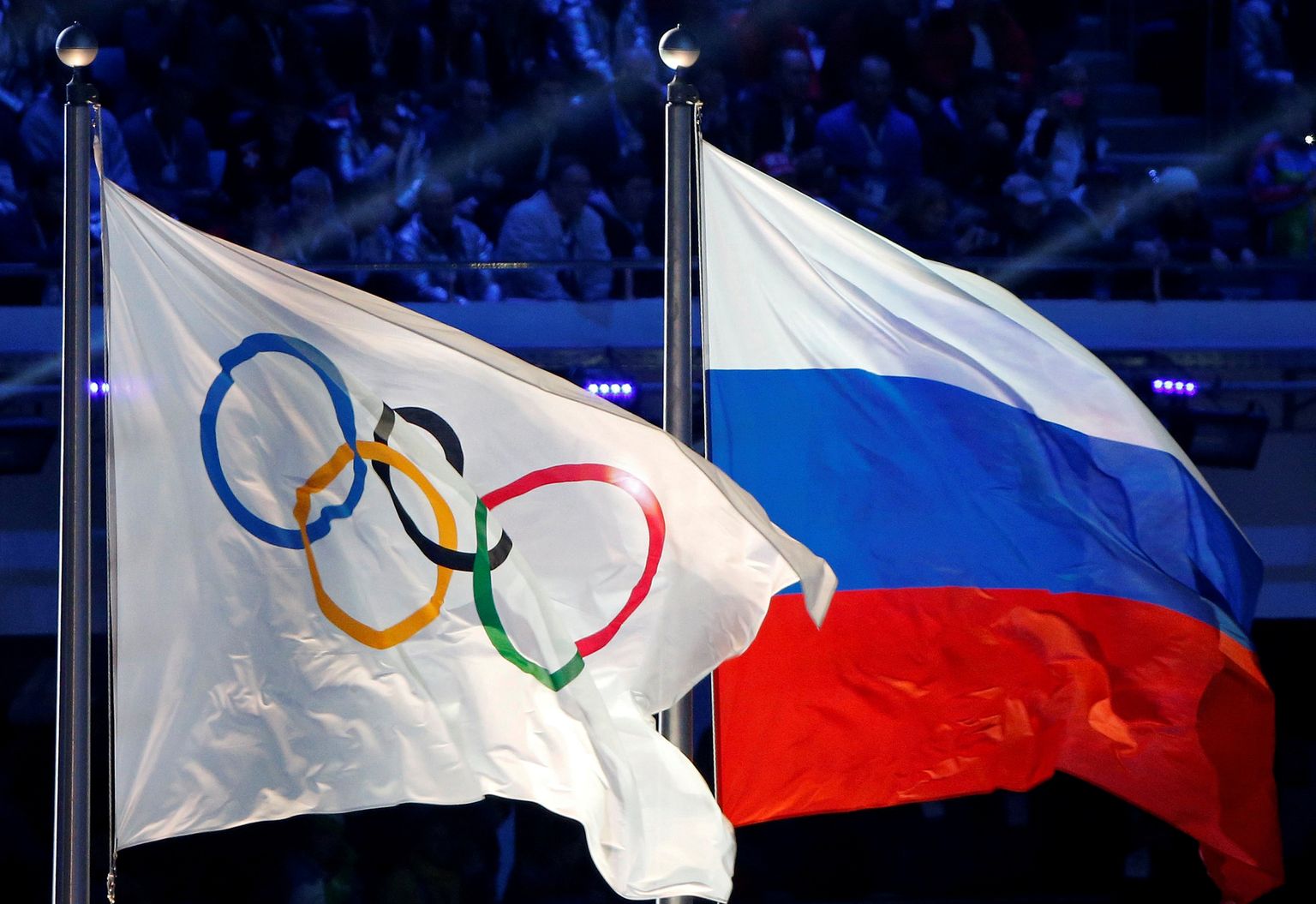 Olimpiskais karogs un Krievijas karogs