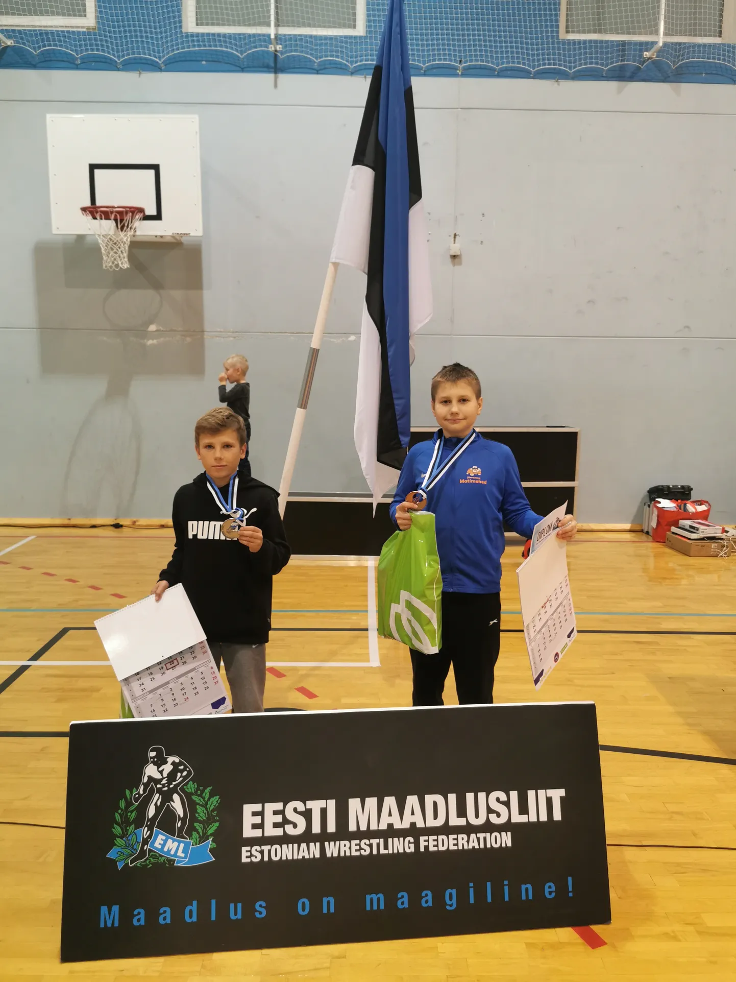 Karl vasakul, Rasmus paremal.