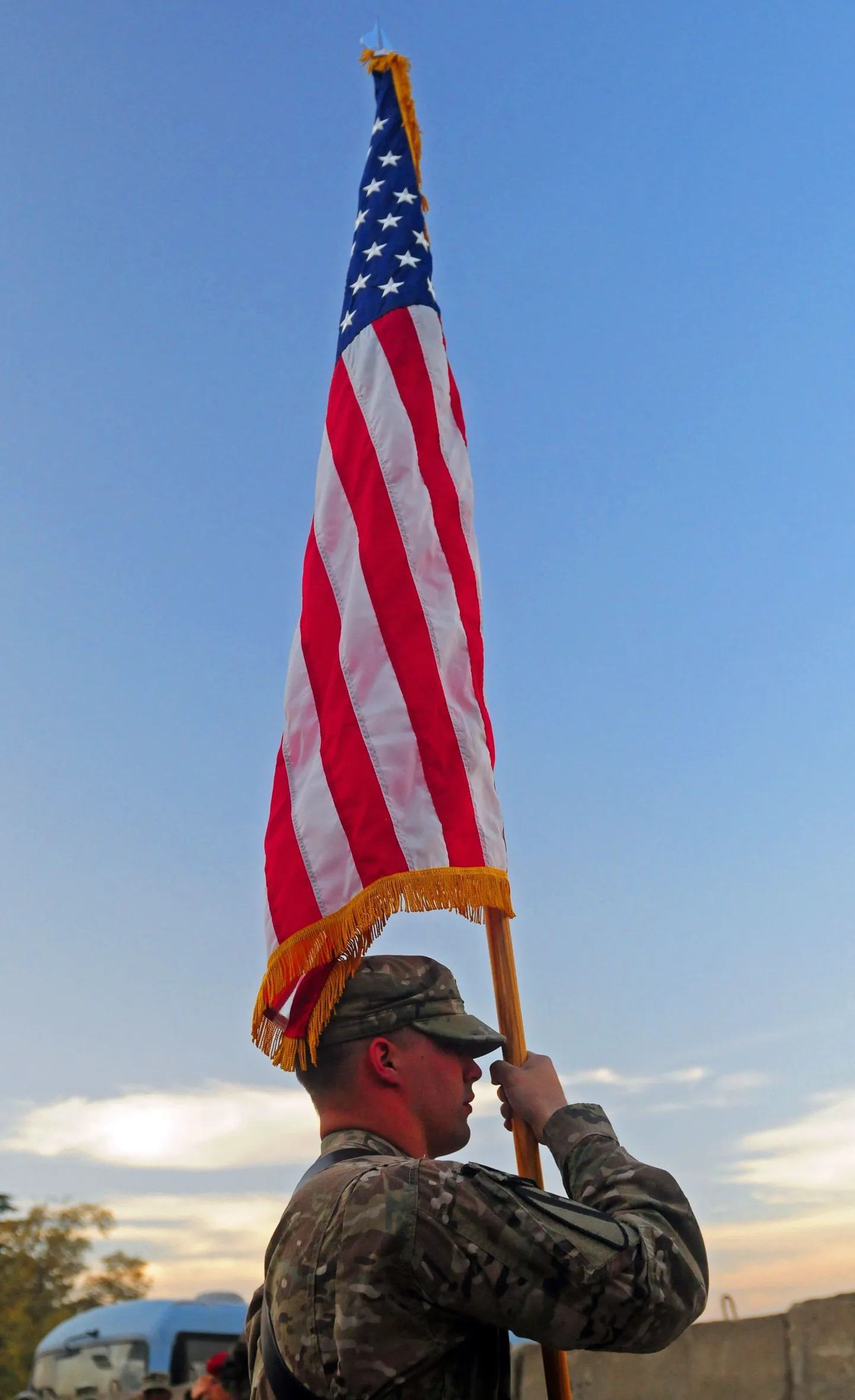 Ameerika Ühendriikide väekontingent  Afganistanis kaotas neli meest. Fotol on USA sõdur riigilipuga.