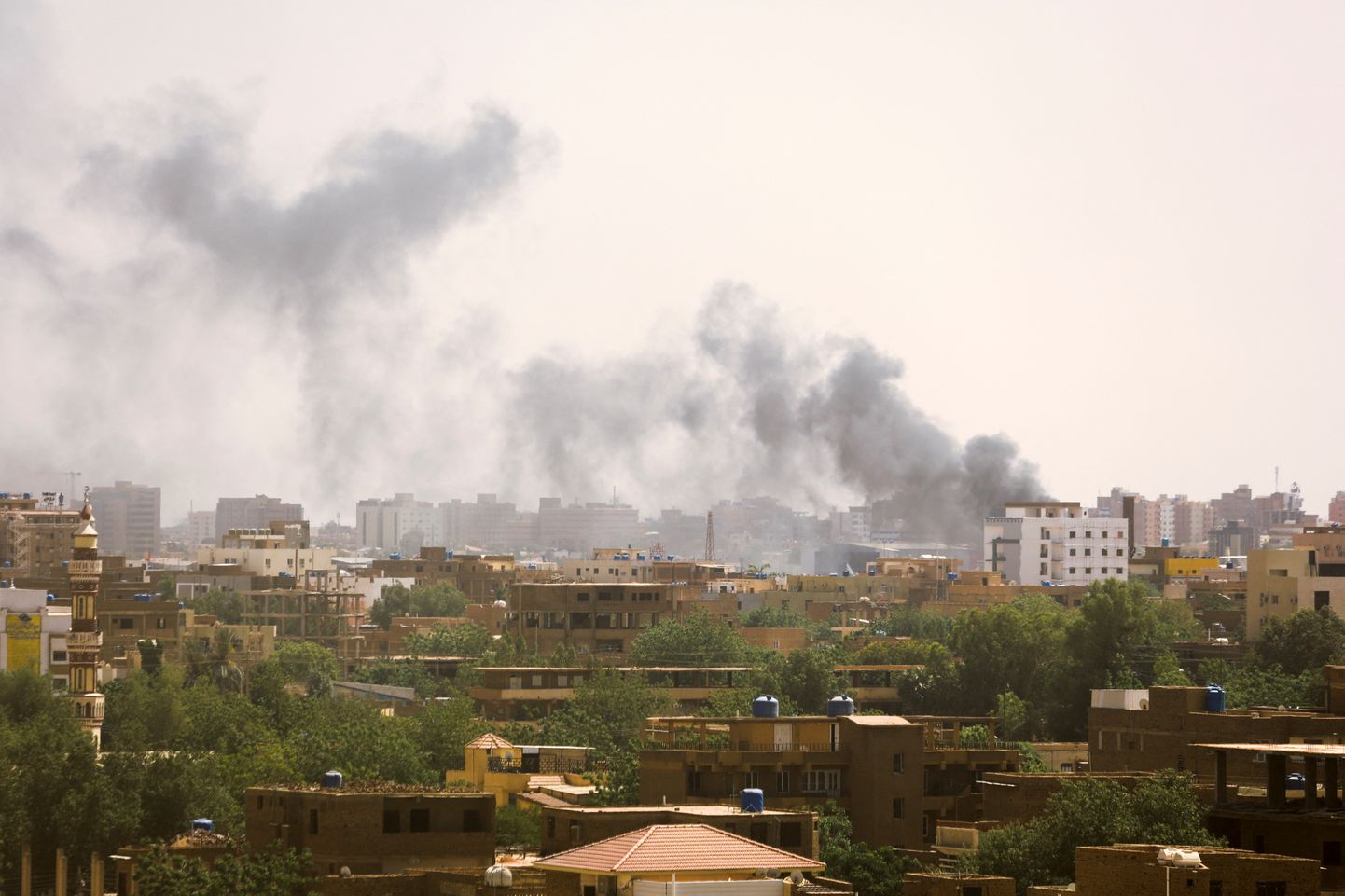 Smoke rises over buildings during clashes between the paramilitary Rapid Support Forces and the army in Khartoum, Sudan April 17, 2023. REUTERS/Stringer   NO RESALES. NO ARCHIVES