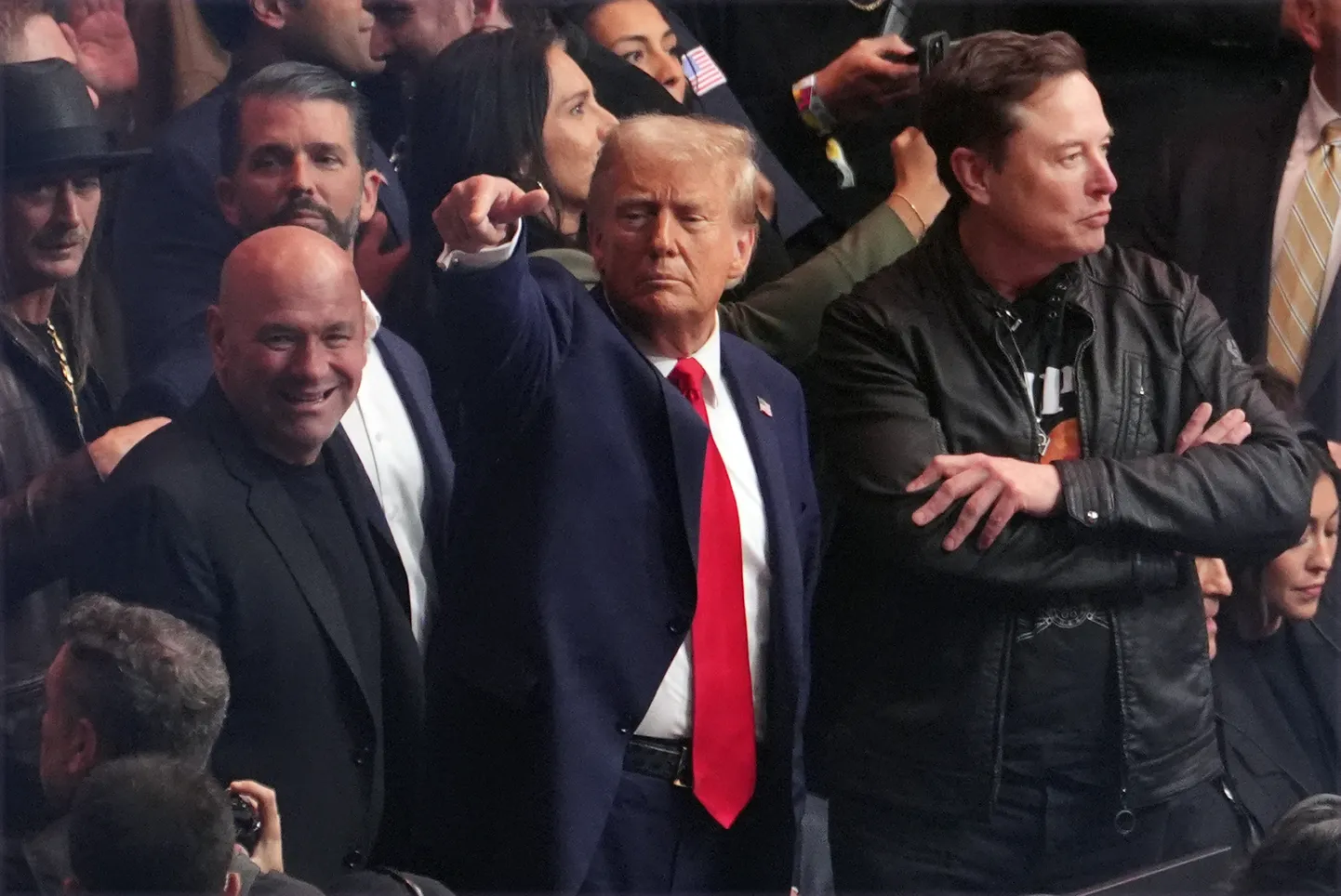 Dana White (vasakul), Donald Trump (keskel) ja Elon Musk (paremal) eelmisel nädalal New Yorkis toimunud UFC võitlusõhtul nr 309.