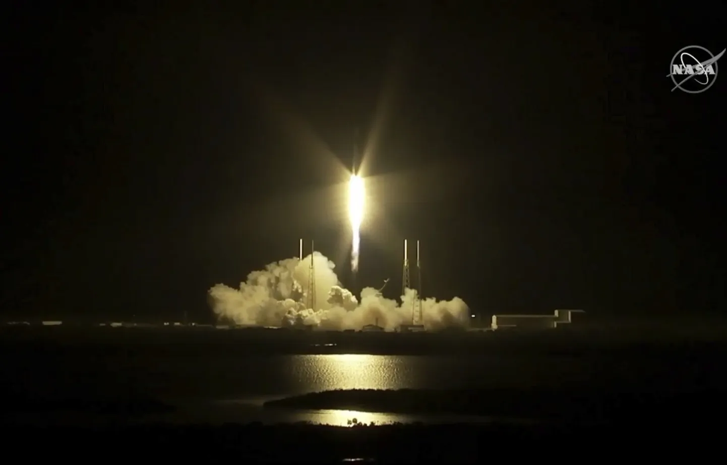 "SpaceX" bezpilota kosmosa kravas kuģa "Dragon" starts
