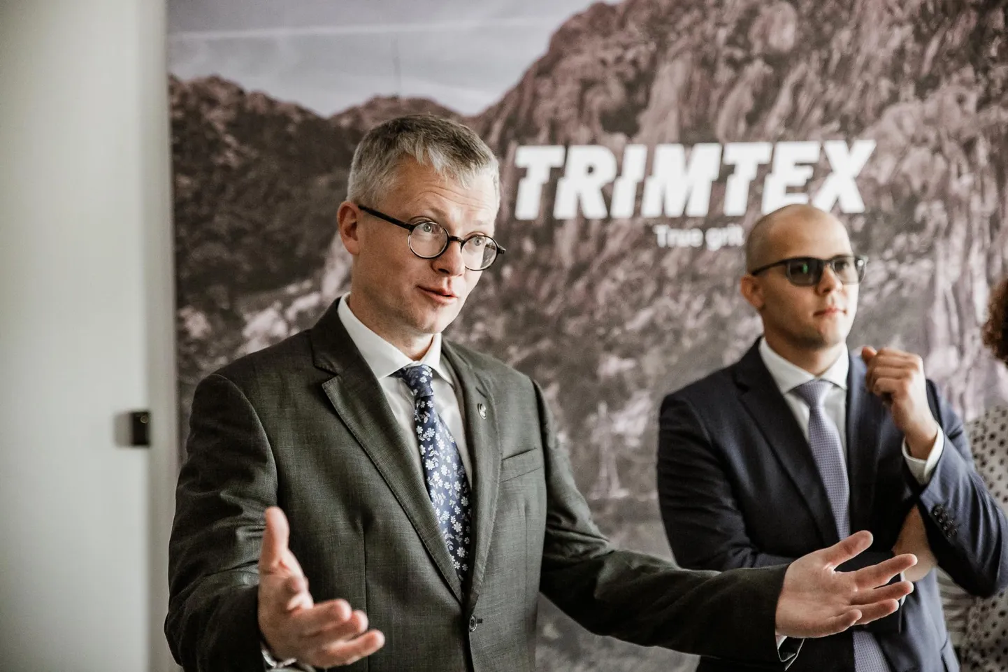 Aasta eest oli Mäggi samuti Pärnumaal käimas ja esines omavalitsusjuhtidele ettekandega “Kas Pärnumaa ujub või upub?”