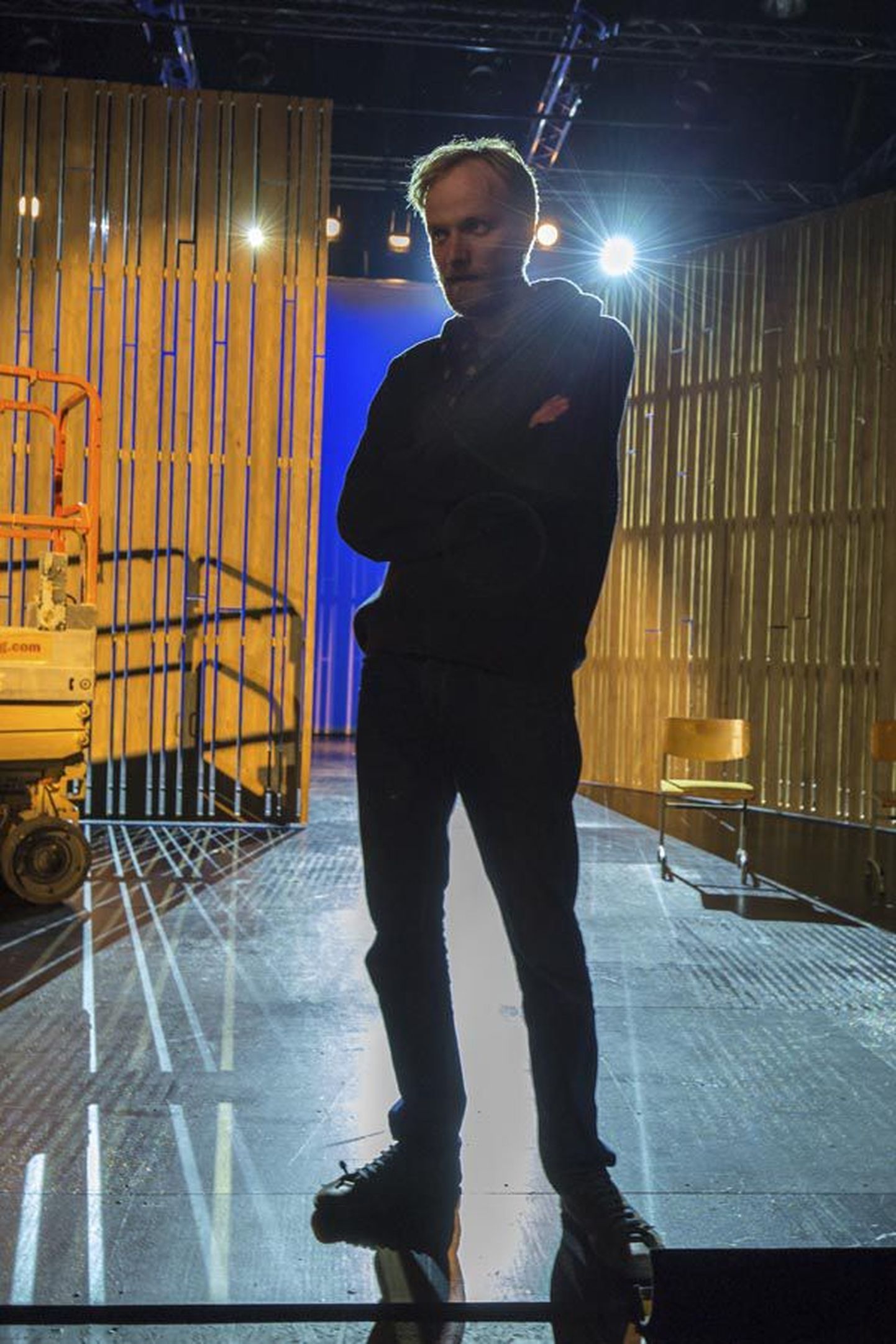 Ugala loominguline juht Ott Aardam seisab teatri ajutises hoones, lootes, et publik nad ikka üles leiab.