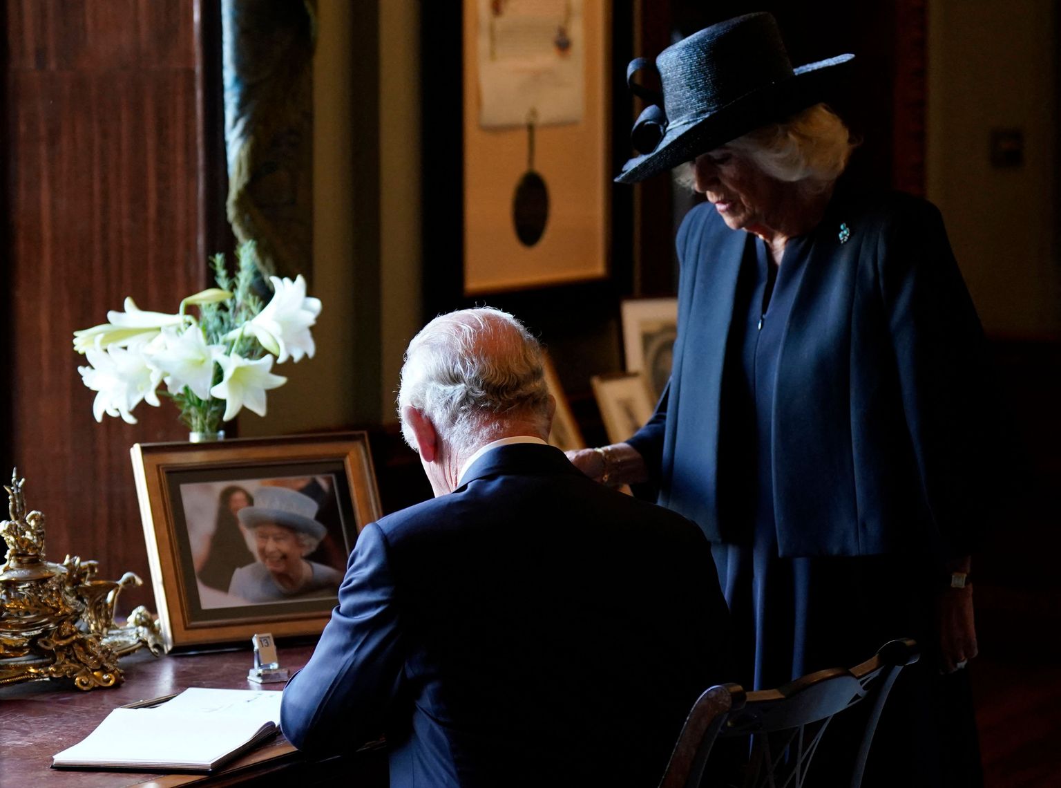 Briti uus kuningas Charles III andis 13. septembril 2022 Põhja-Iirimaal Belfasti lähedal Hillsborough' lossis allkirja külalisteraamatusse, kuid tal tekkis sulepeaga probleem. Ta naine Camilla tuli teda aitama. Laual on näha ka kuninganna Elizabeth II fotot