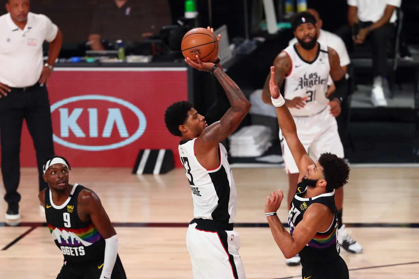 Paul George viskas võidumängus 32 punkti.
