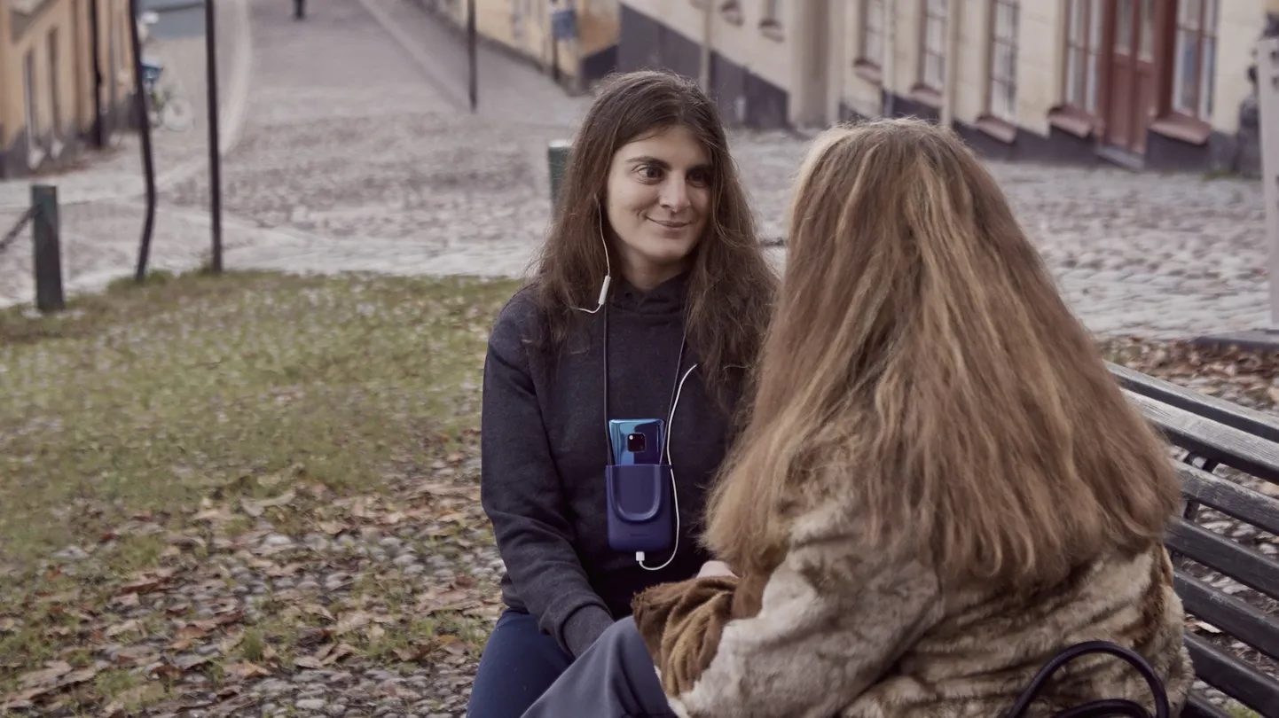 Tehisintellekt muudav vestluspartneri näost tuvastatud emotsiooni kindlaks heliks, mida telefon ette kannab.