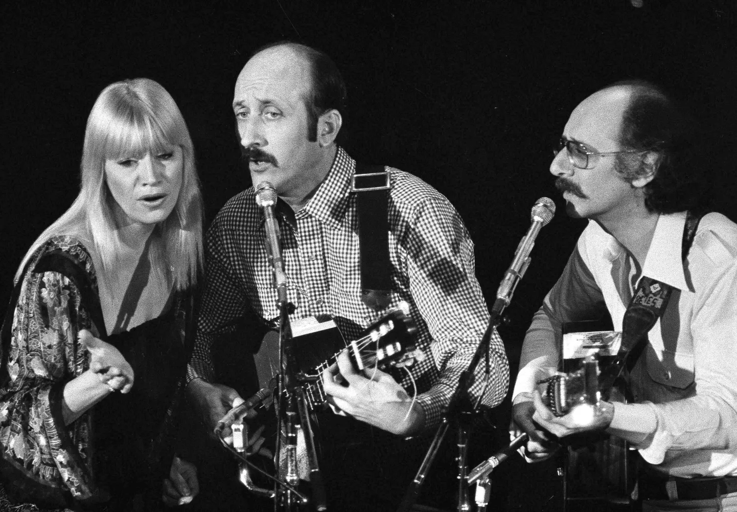 Vasakult Mary Travers, Paul Stookey ja Peter Yarrow ehk ansambel Peter, Paul and Mary.