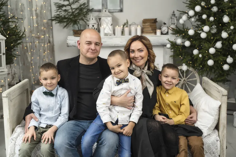 Maria ja Marek Mettas koos poegadega.